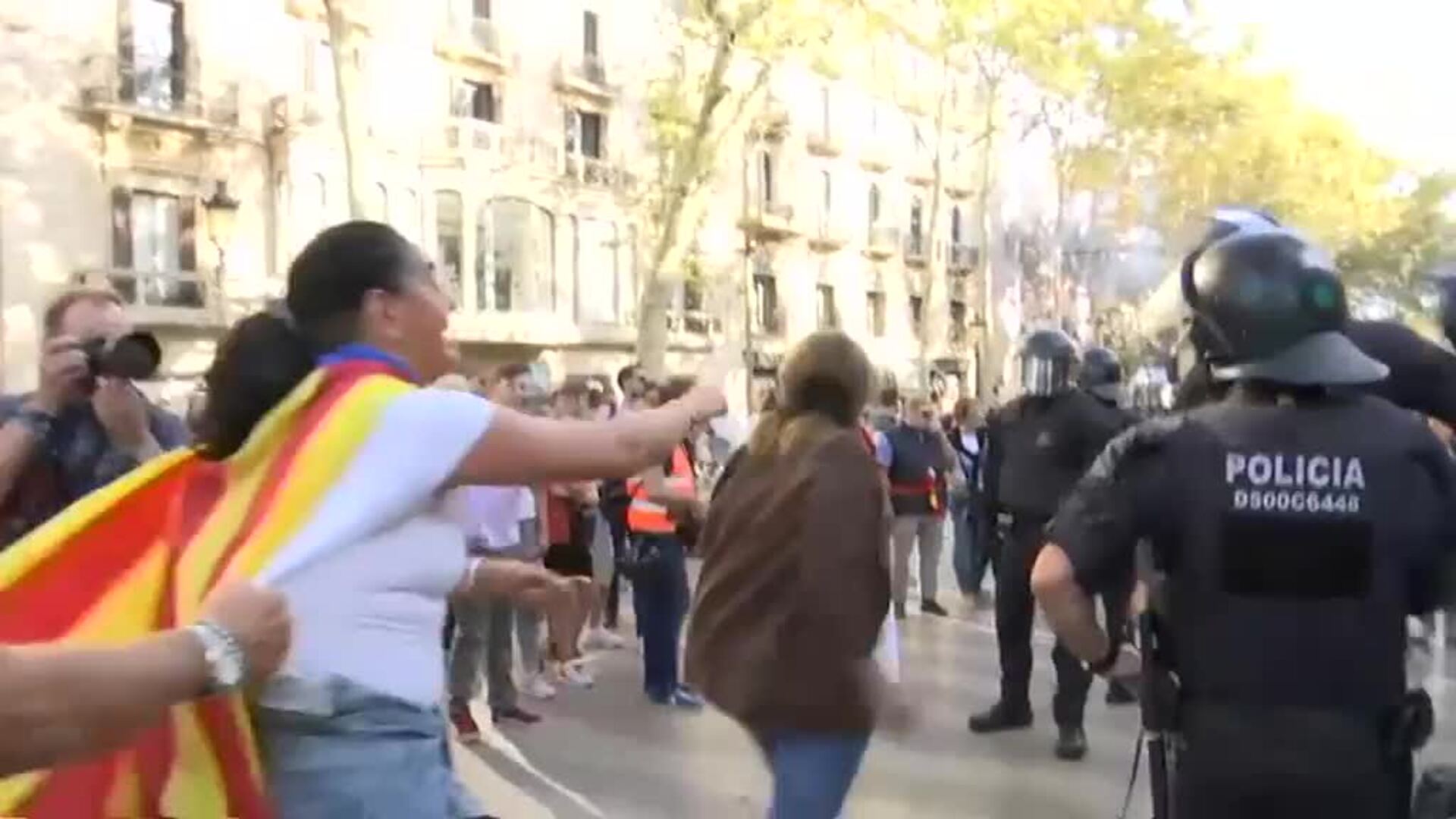 Una españolista con la cara tapada abofetea a una independentista en la plaza de San Jaume de Barcelona