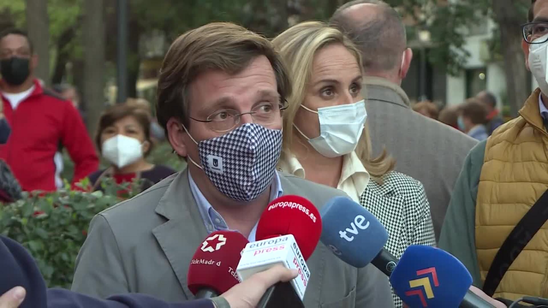 Almeida carga contra gobiernos que &quot;desconfían&quot; de hosteleros y comerciantes