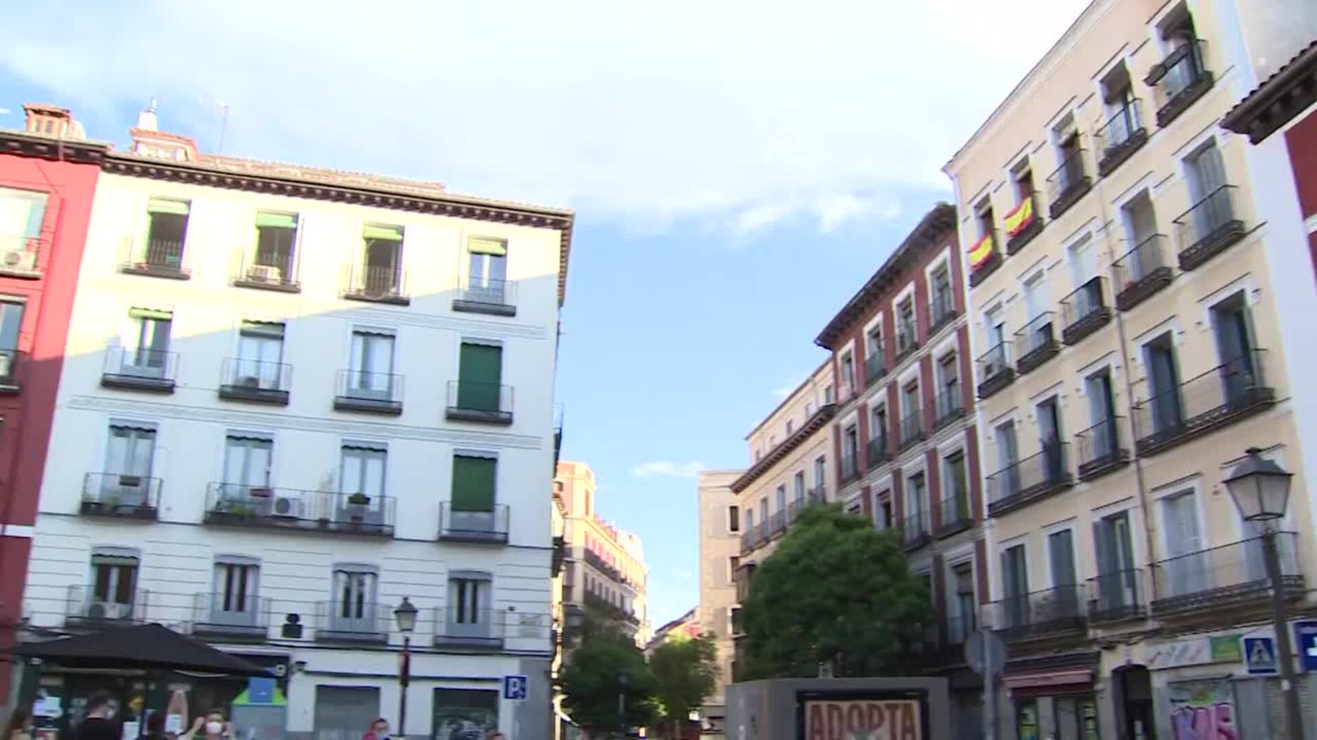 Los aplausos colectivos a sanitarios se resisten a desaparecer