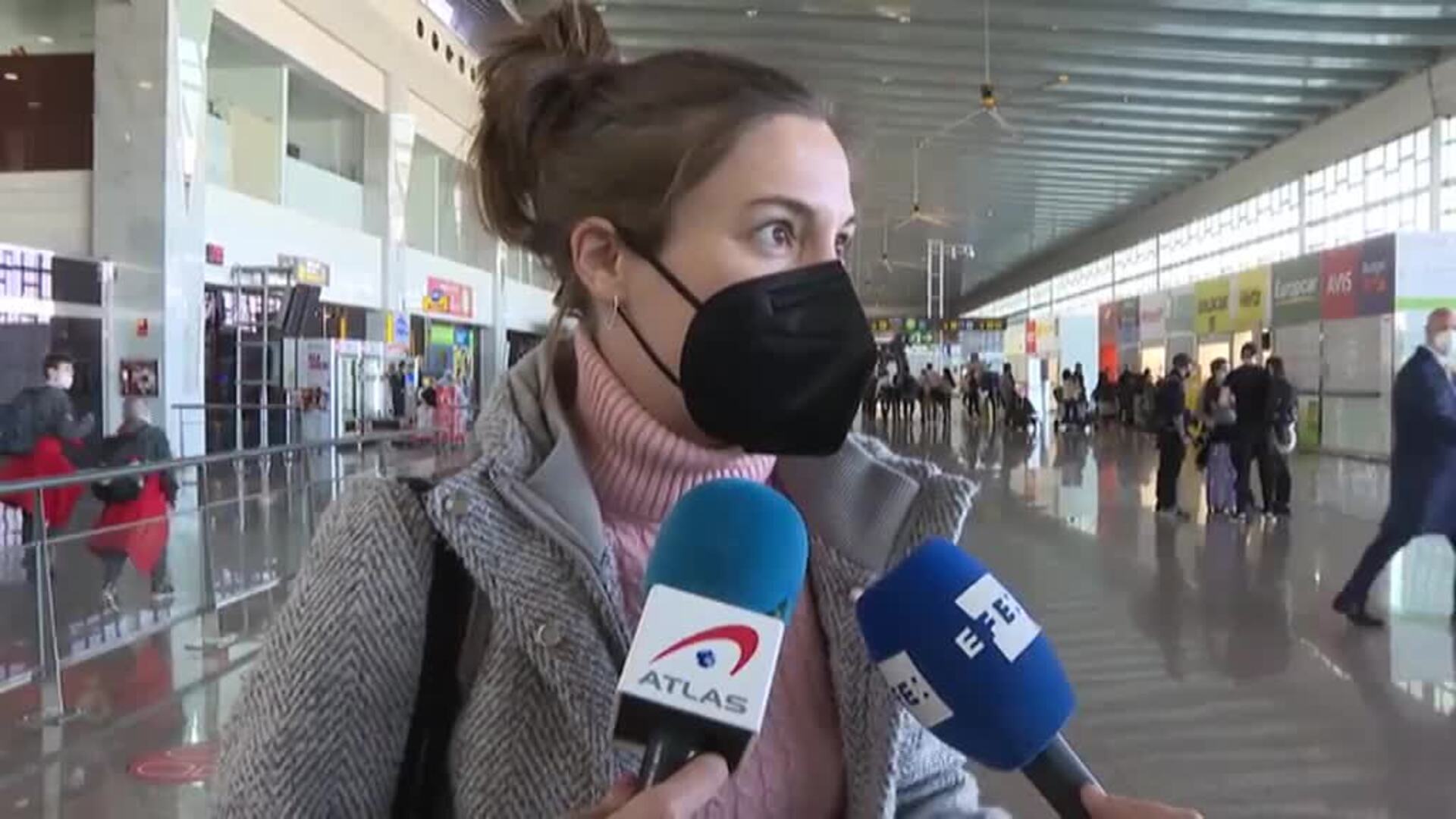 Carla Simón aterriza en Barcelona con el Oso de Oro de Berlín