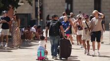Turistas disfrutan de la playa de Málaga en el último fin de semana de agosto