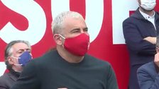Jorge Javier Vázquez arropa a Gabilondo en un acto de campaña en la 'Plaza Roja' de Vallecas