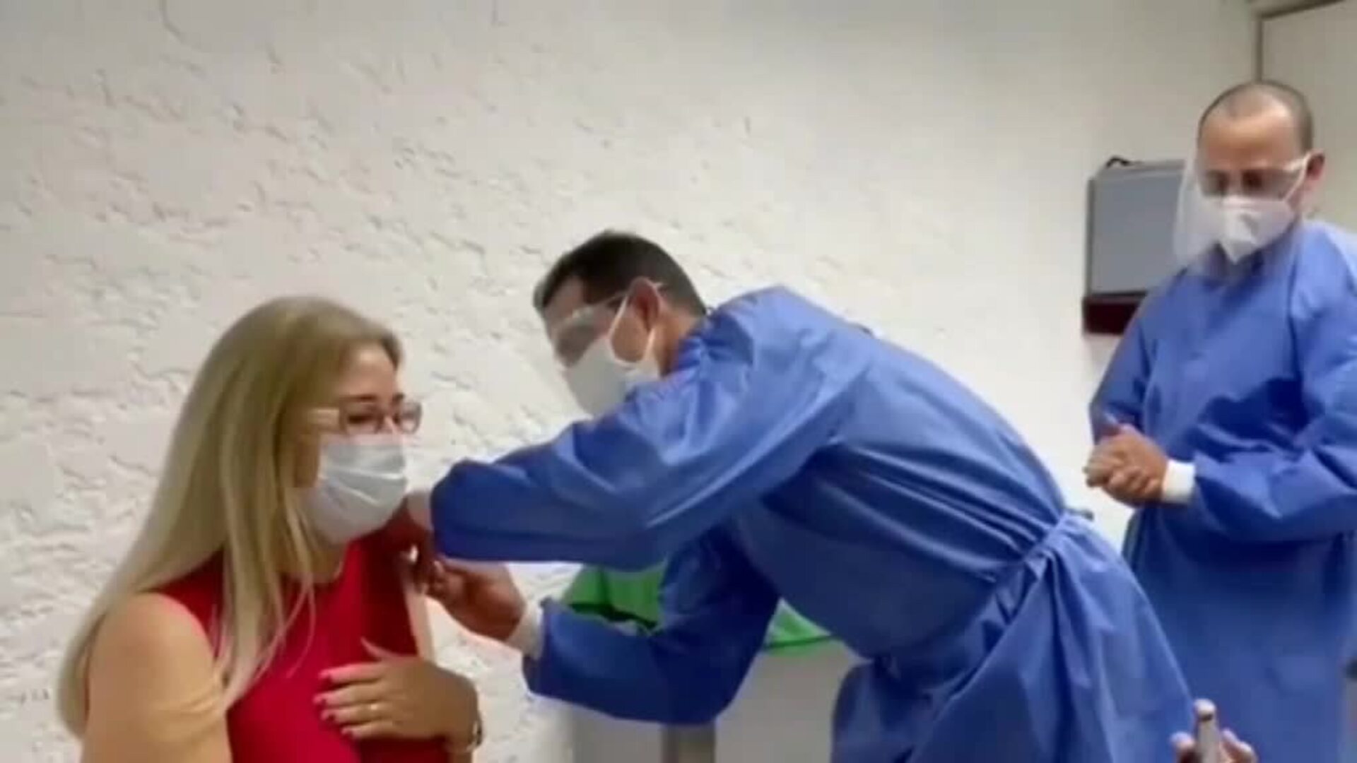 Maduro bromea con acento ruso tras recibir la primera dosis de la vacuna Sputnik V