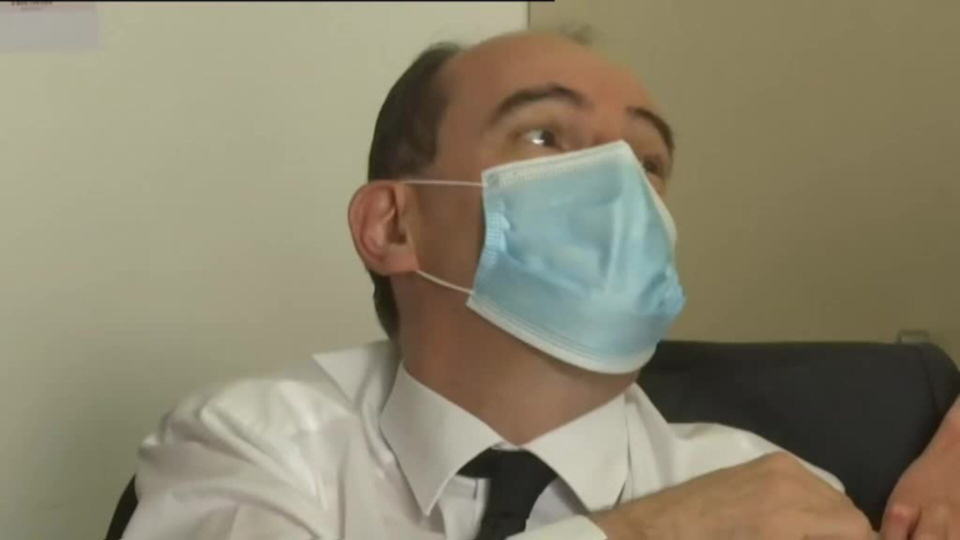 El primer ministro francés se vacuna con AstraZeneca