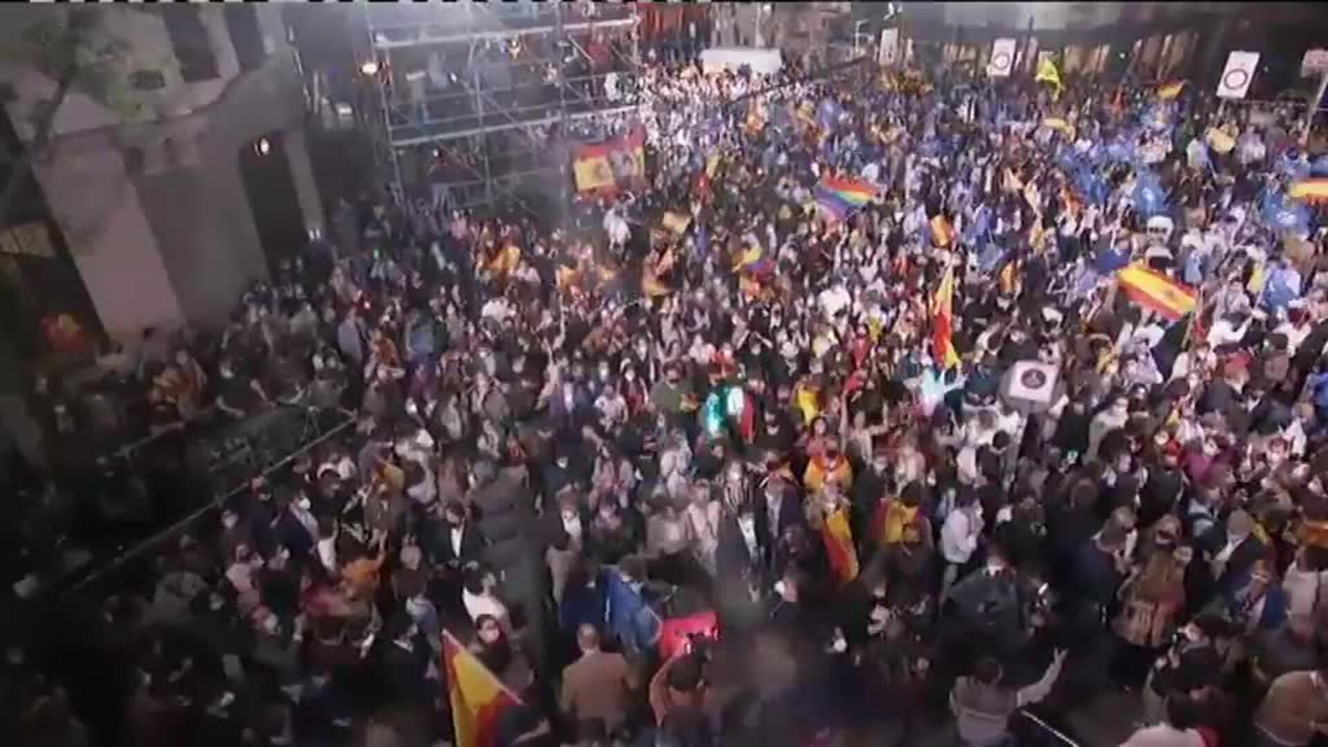 Fiesta por todo lo alto en la calle Génova tras la victoria de Ayuso