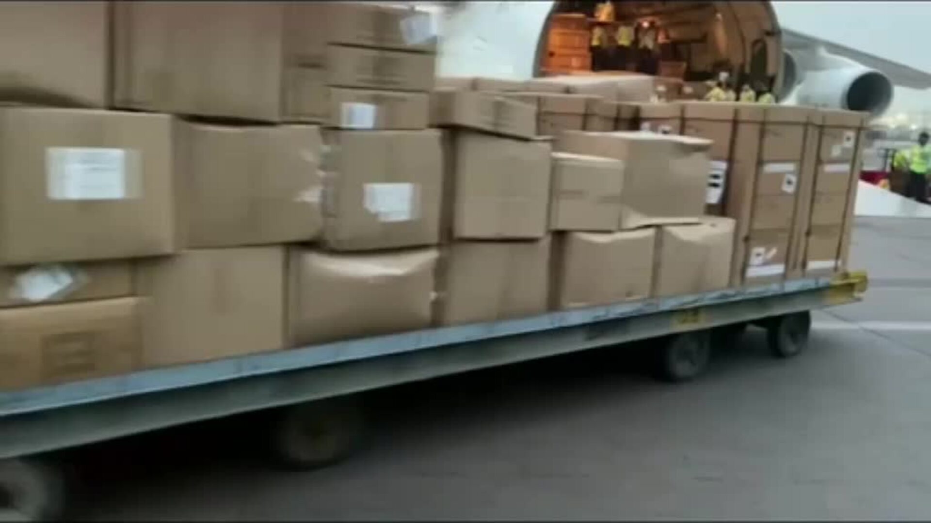 India empieza a recibir la primera ayuda internacional para aliviar la agónica situación sanitaria