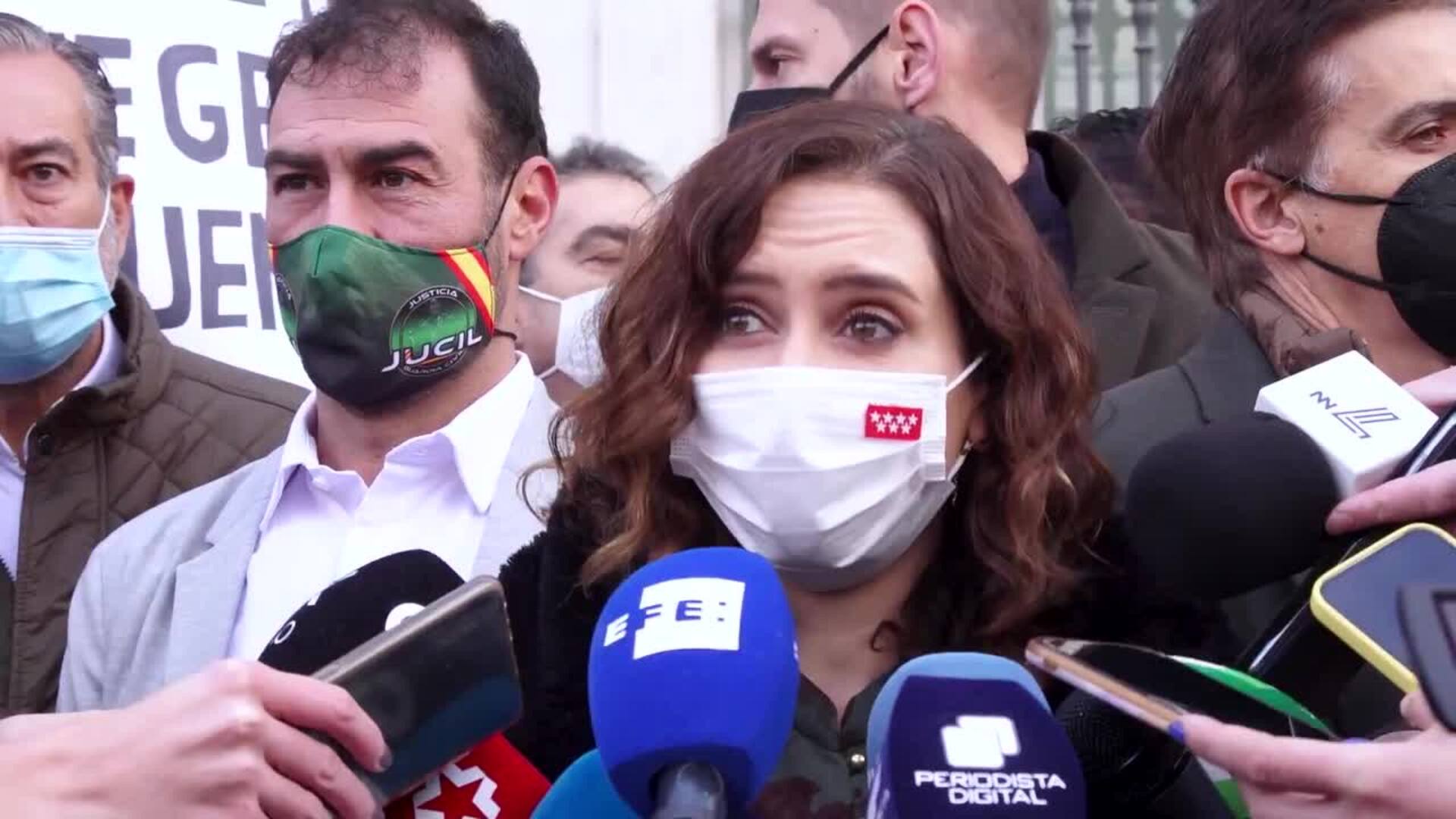 Ayuso muestra su apoyo a los policías pero se marcha de la manifestación