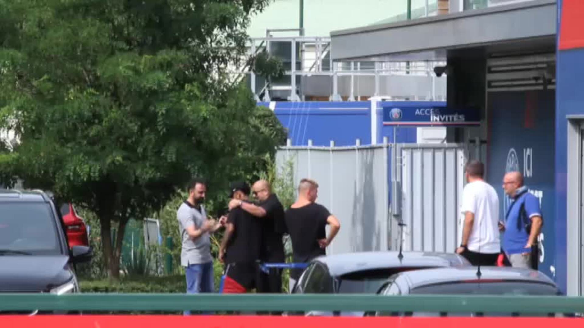 Neymar sigue entrenándose mientras se resuelve su futuro