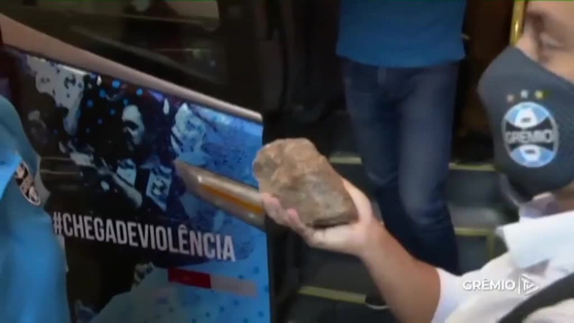 Hinchas descontrolados en Brasil apedrean el autobús de Gremio