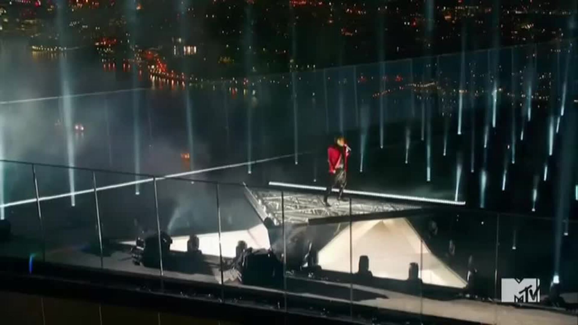 Lady Gaga arrasa en los MTV Awards con premios y sus originales