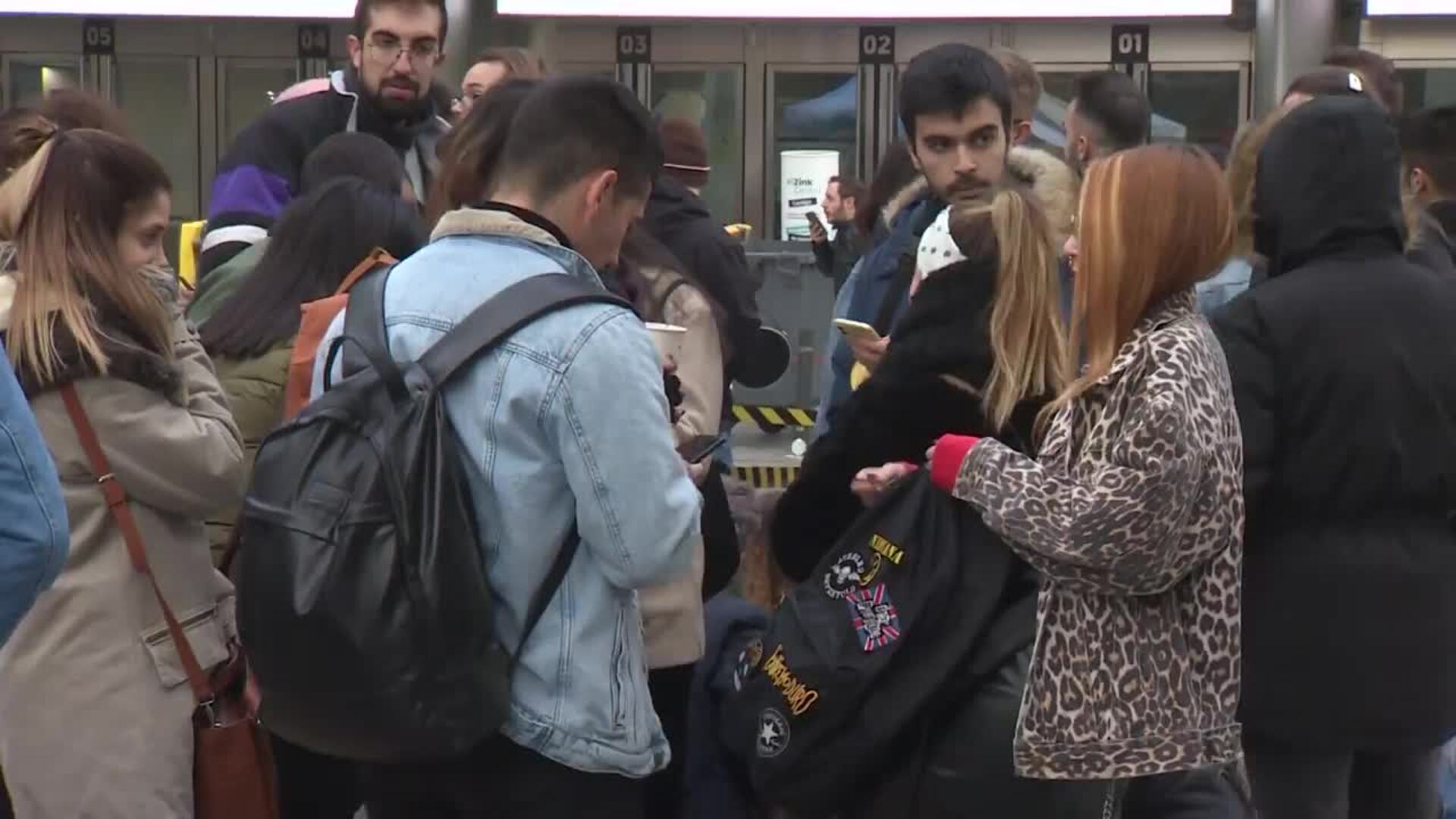 Cientos de fans ya esperan a Rosalía en el Wizink Center de Madrid