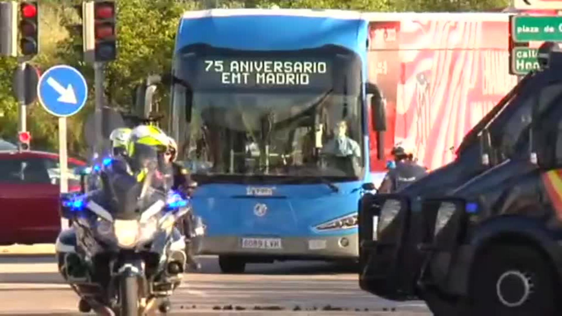 Atlético y Real Madrid llegan al Wanda en autobuses de la EMT