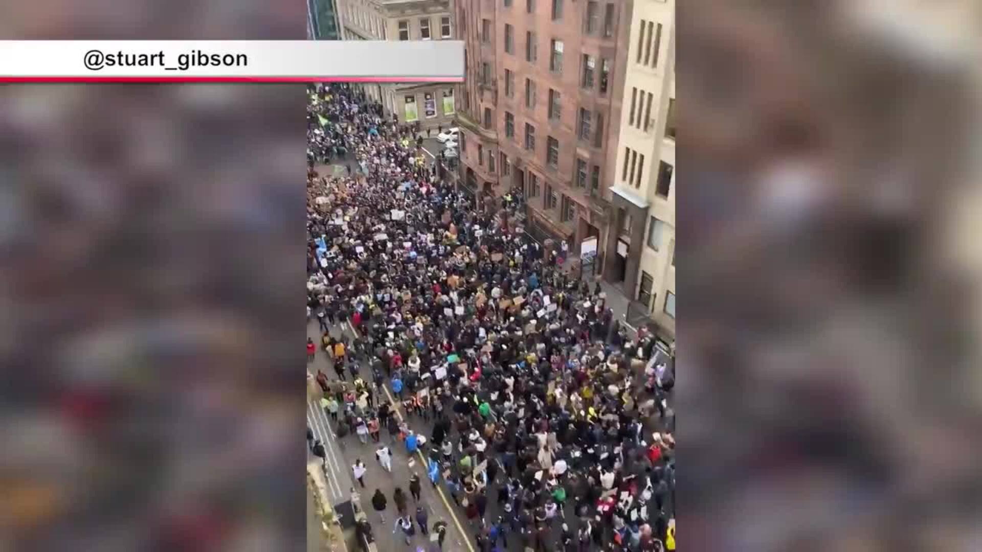 Miles de personas se manifiestan en Glasgow para exigir acciones climáticas