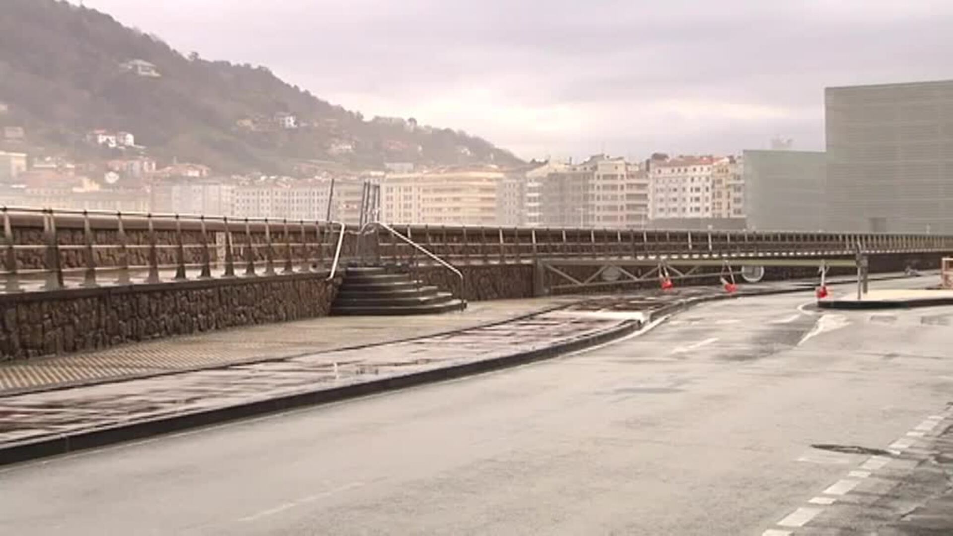 El fuerte oleaje obliga a cerrar el Paseo Nuevo de San Sebastián por precaución