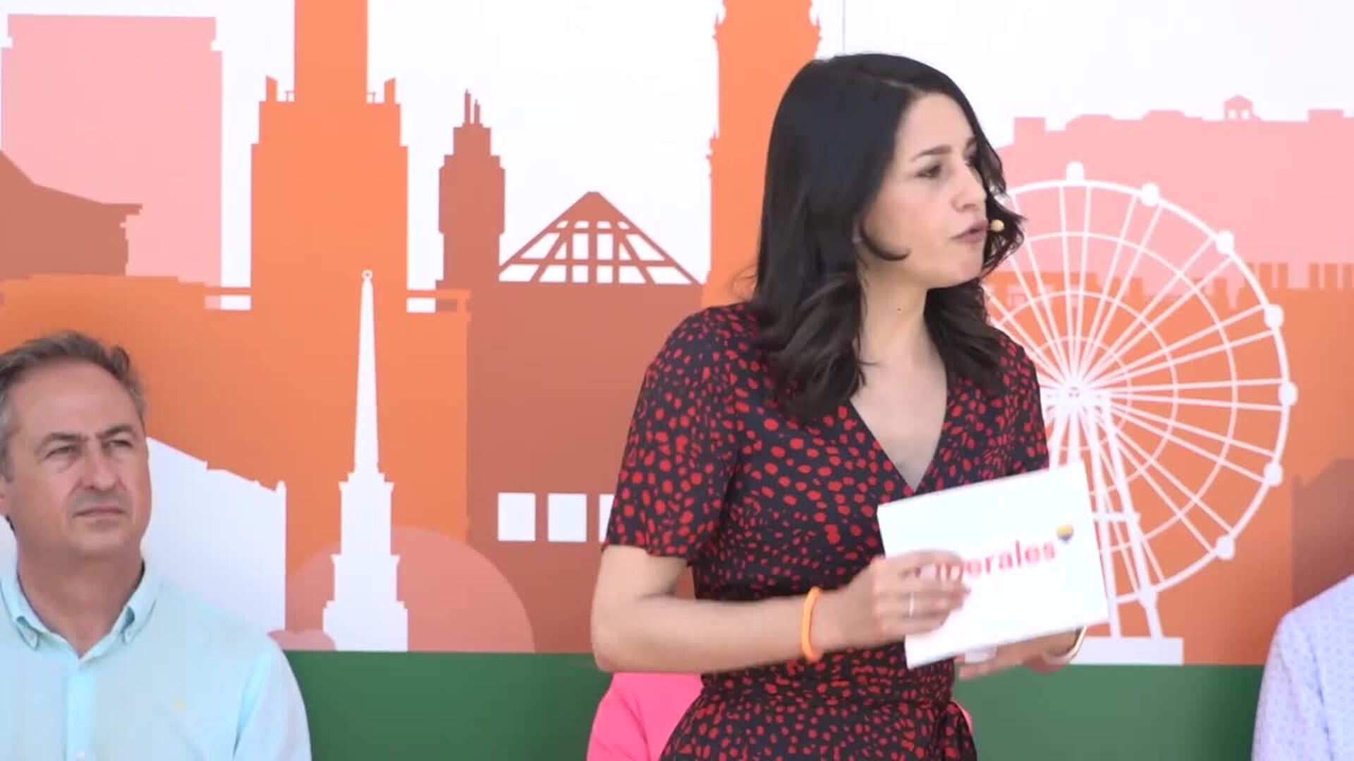 Arrimadas dice que frente a las &quot;manos libres&quot; que quiere Moreno, Cs promete &quot;manos a la obra&quot;