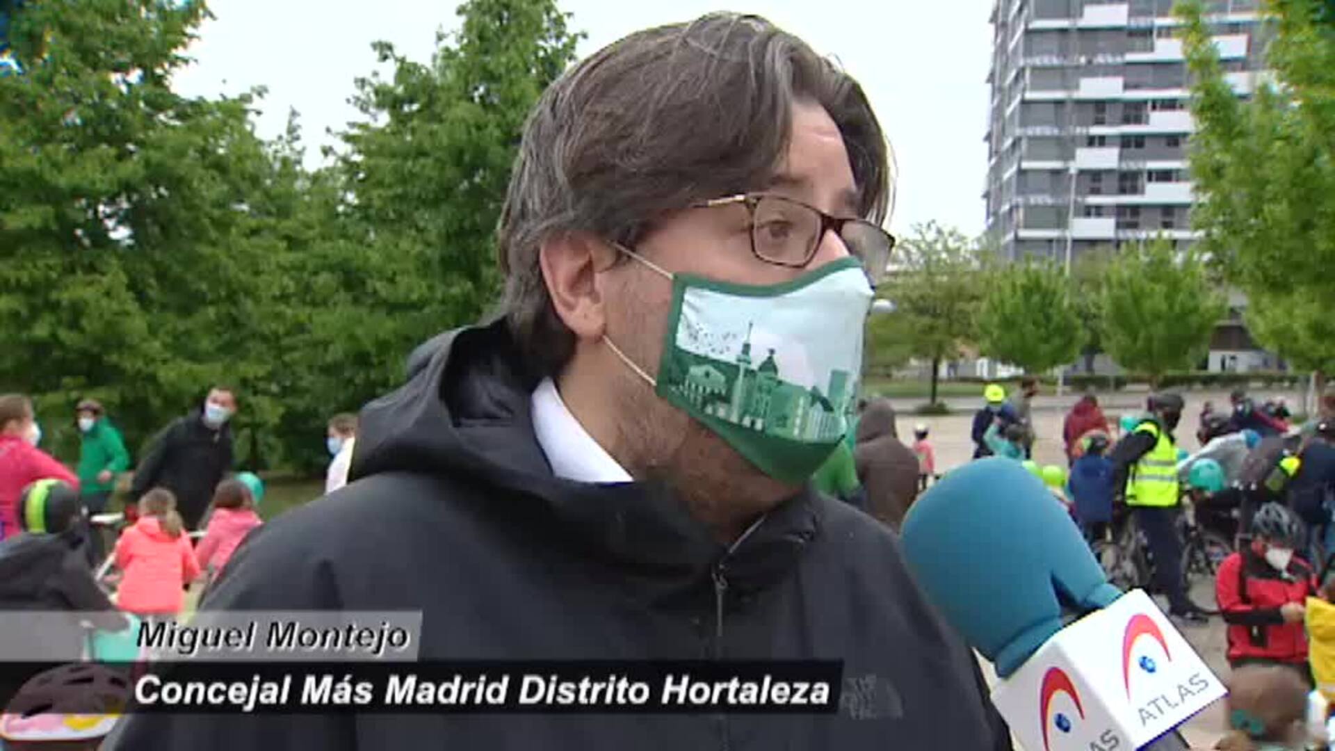 Cientos de vecinos de Valdebebas exigen en una concentración más infraestructuras educativas