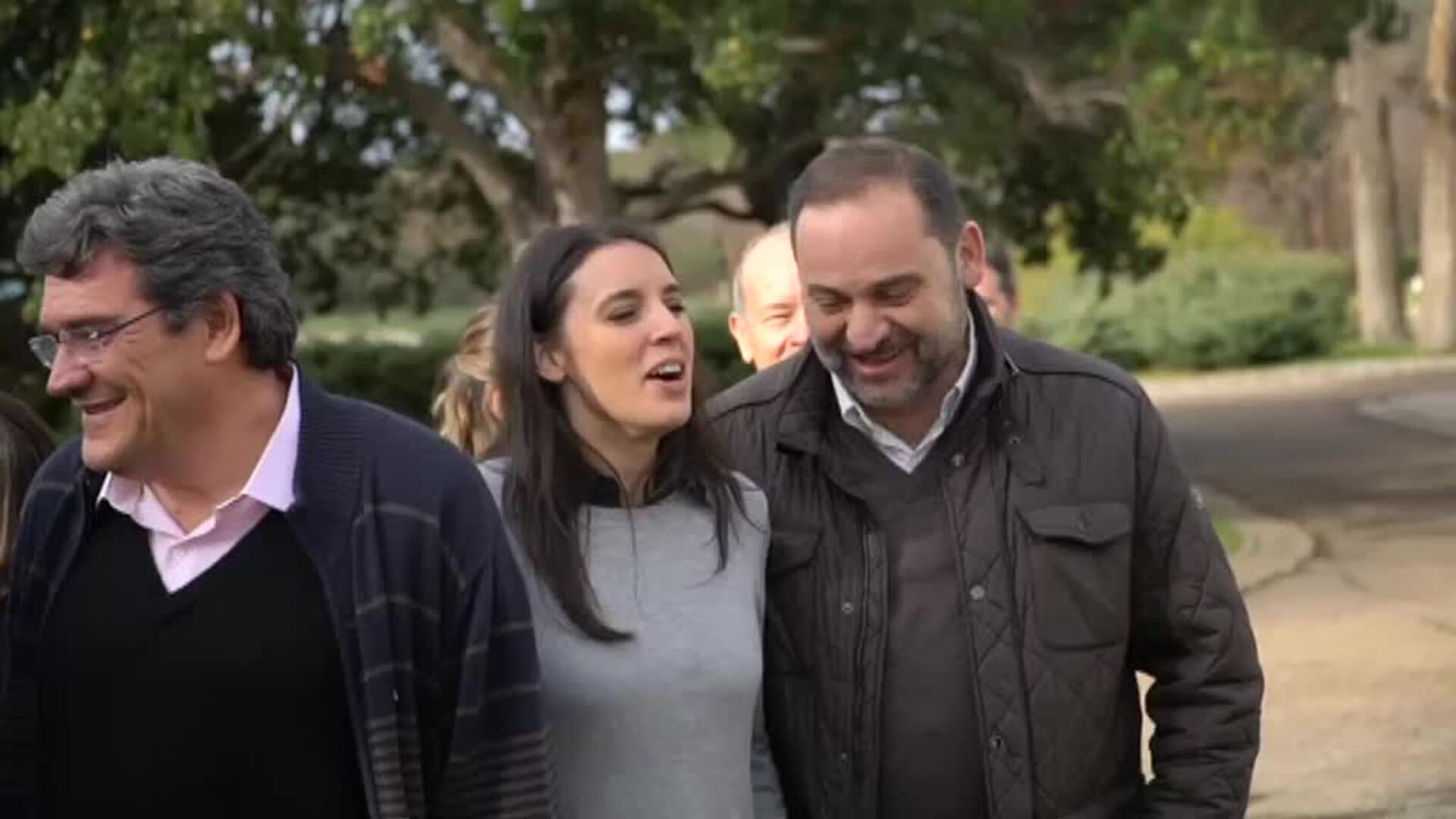 Sánchez posa en vaqueros y zapatillas con todos sus ministros