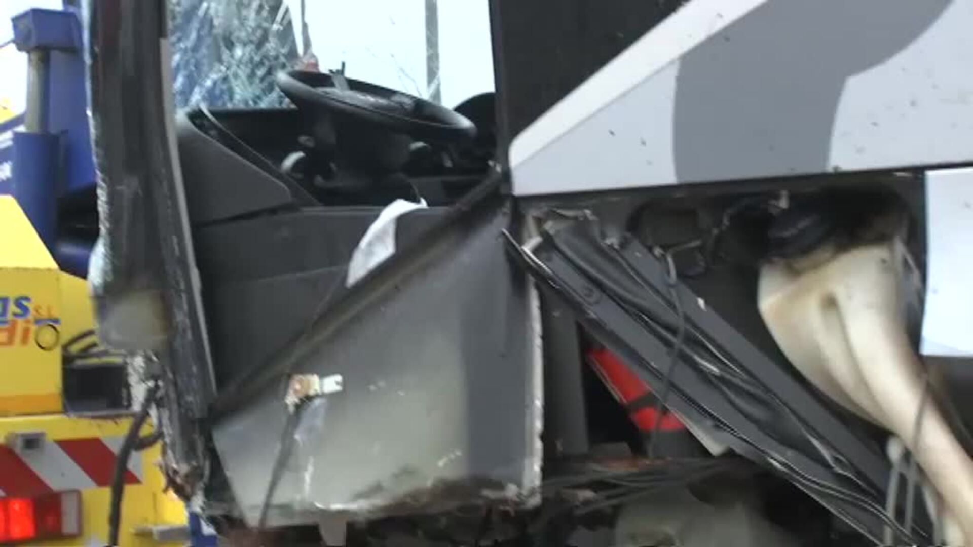 Un muerto y nueve heridos por un choque frontal entre un autobús y un coche