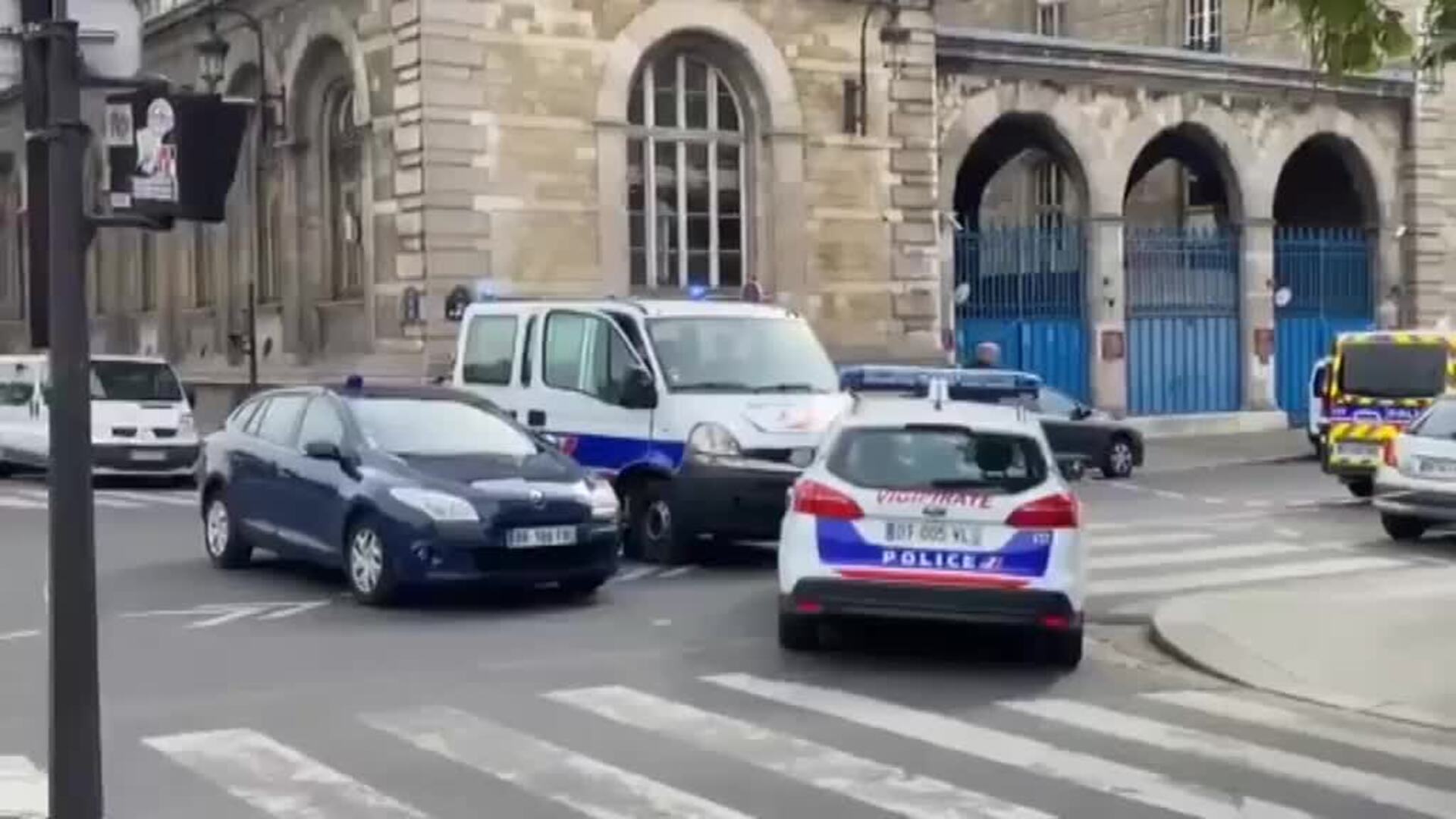 Cuatro funcionarios de policía han sido asesinados en París