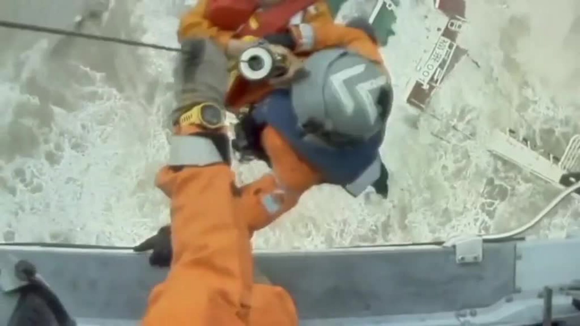 Rescatan in extremis a un operario de un buque científico que se hundía en Hong Kong