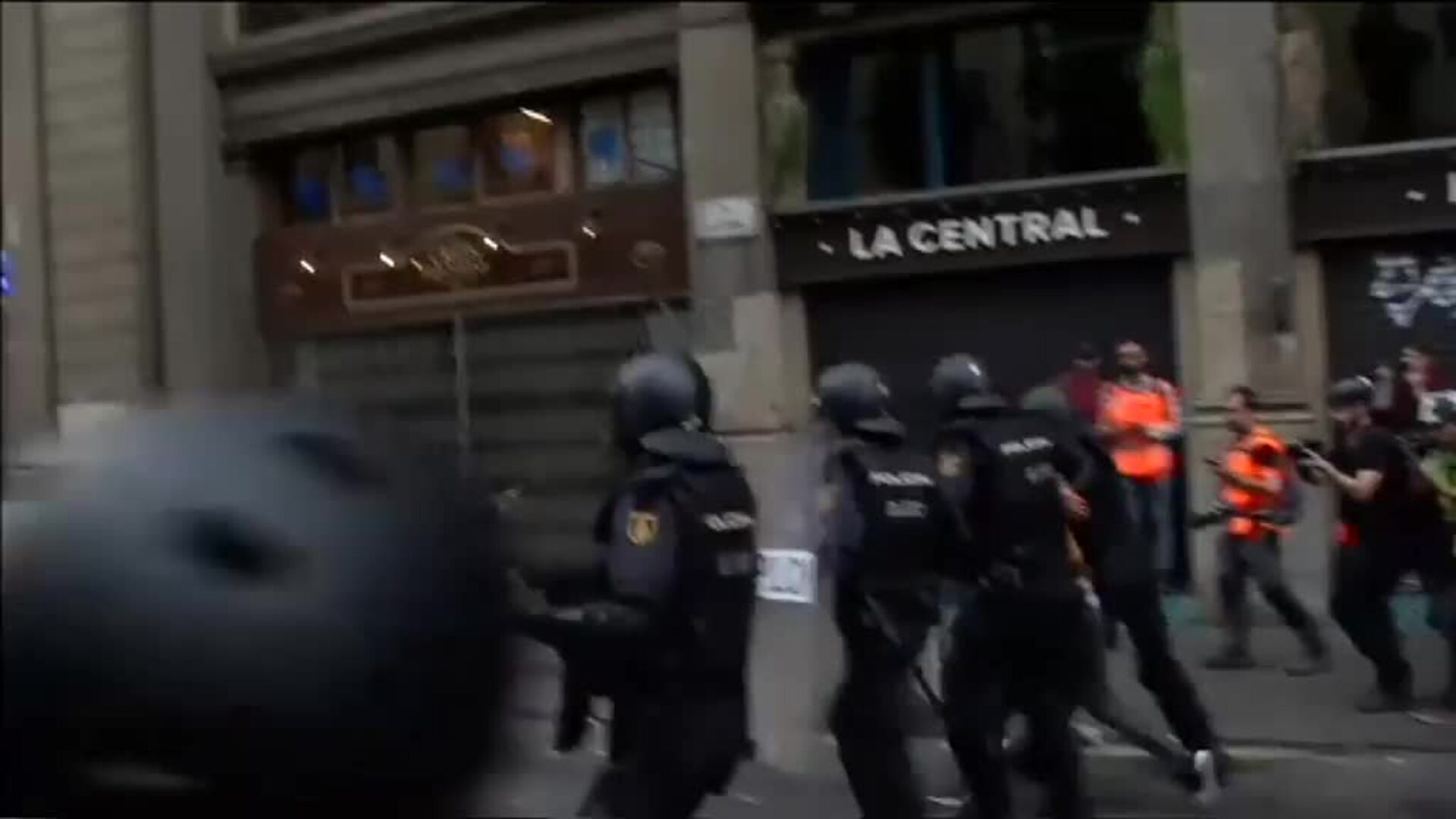 Primeras cargas en la sede de la Jefatura de la Policía Nacional de Via Laietana