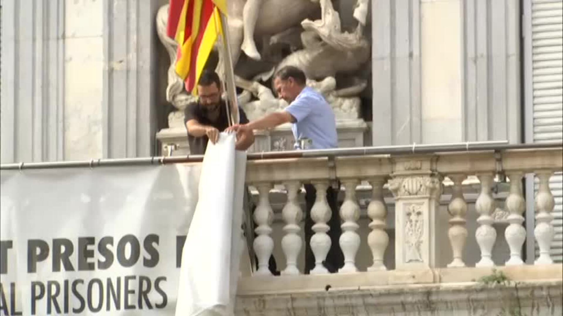 Quitan la pancarta de los presos de la fachada del Palau de la Generalitat
