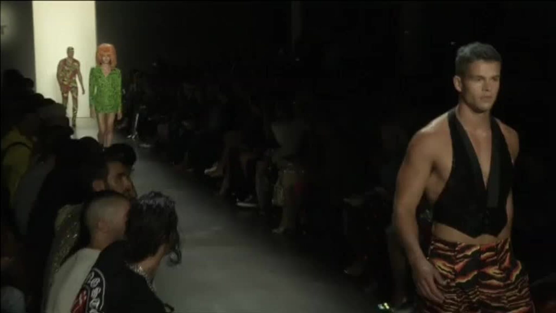 Jeremy Scott desfila en Nueva York con una pasarela llena de diseños futuristas