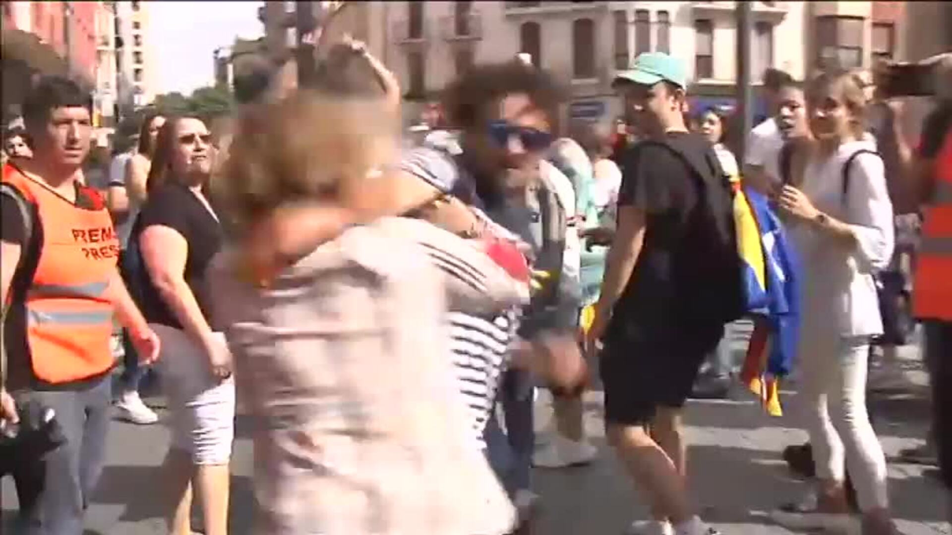 Una mujer termina por los suelos en los incidentes en la marcha independentista en Tarragona