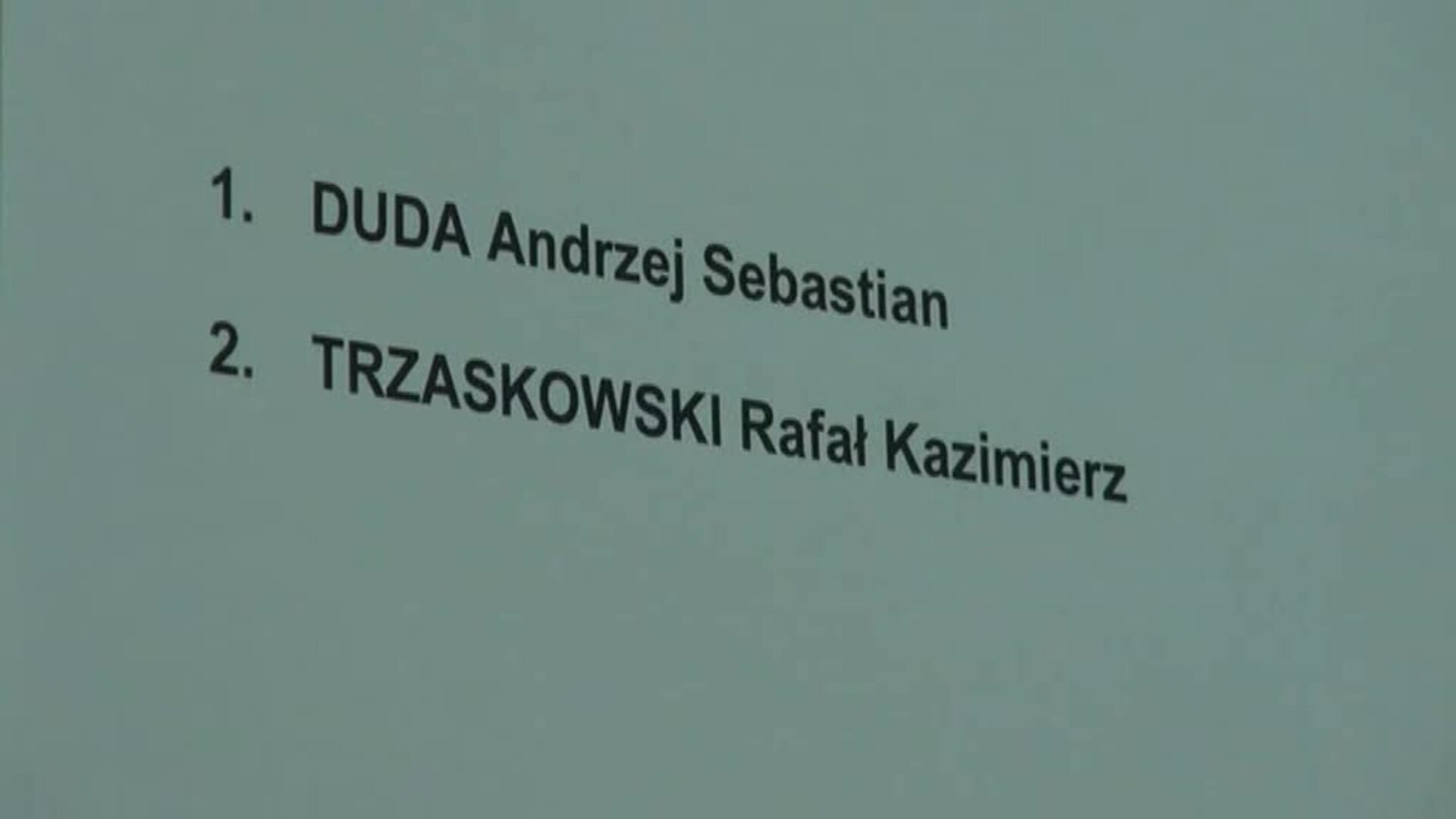 Polonia decide en segunda vuelta electoral a su nuevo presidente entre un candidato conservador y alejado de Europa y otro liberal