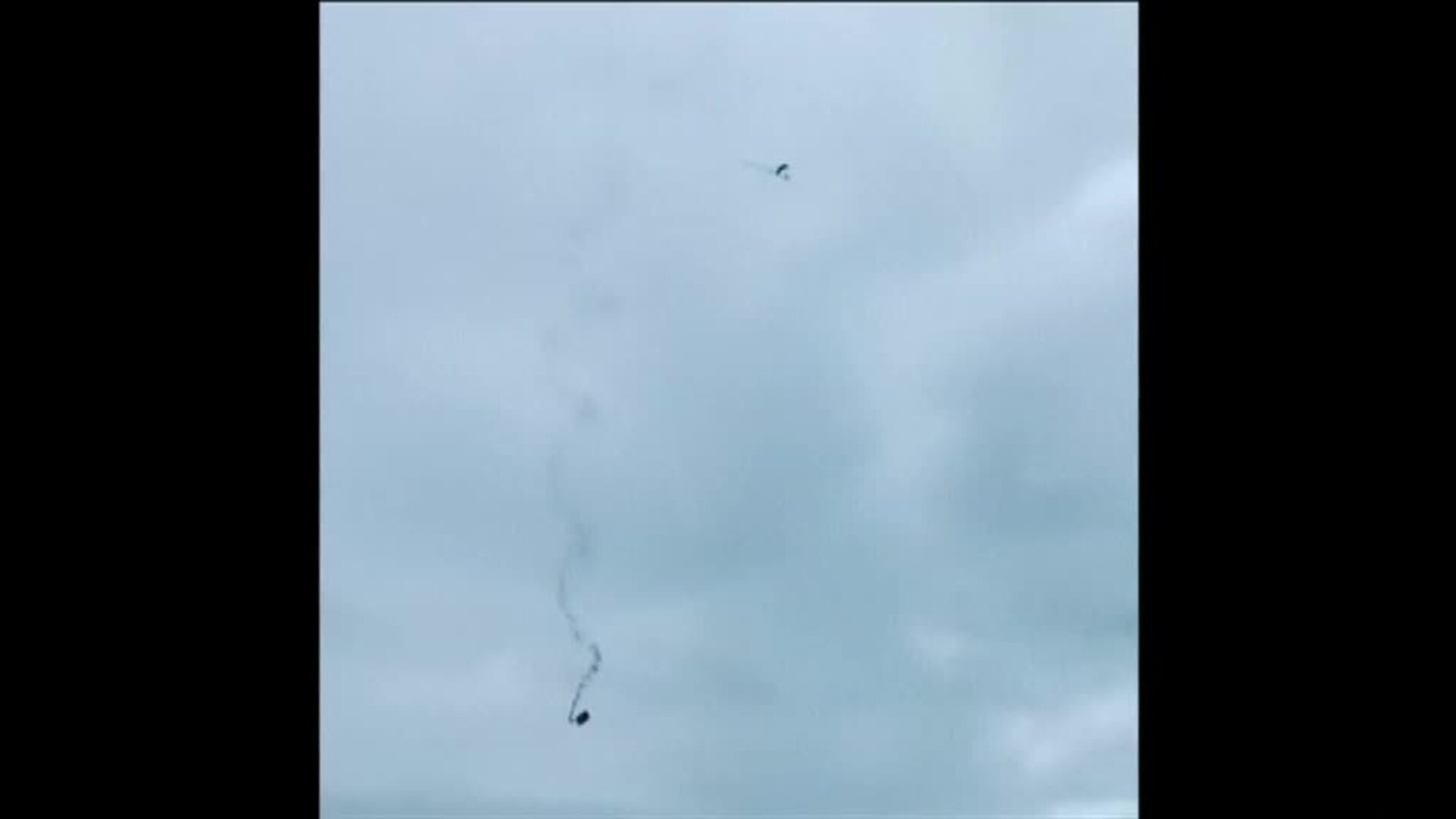 Sale ileso de un choque al no poder abrir su paracaídas en el Reino Unido