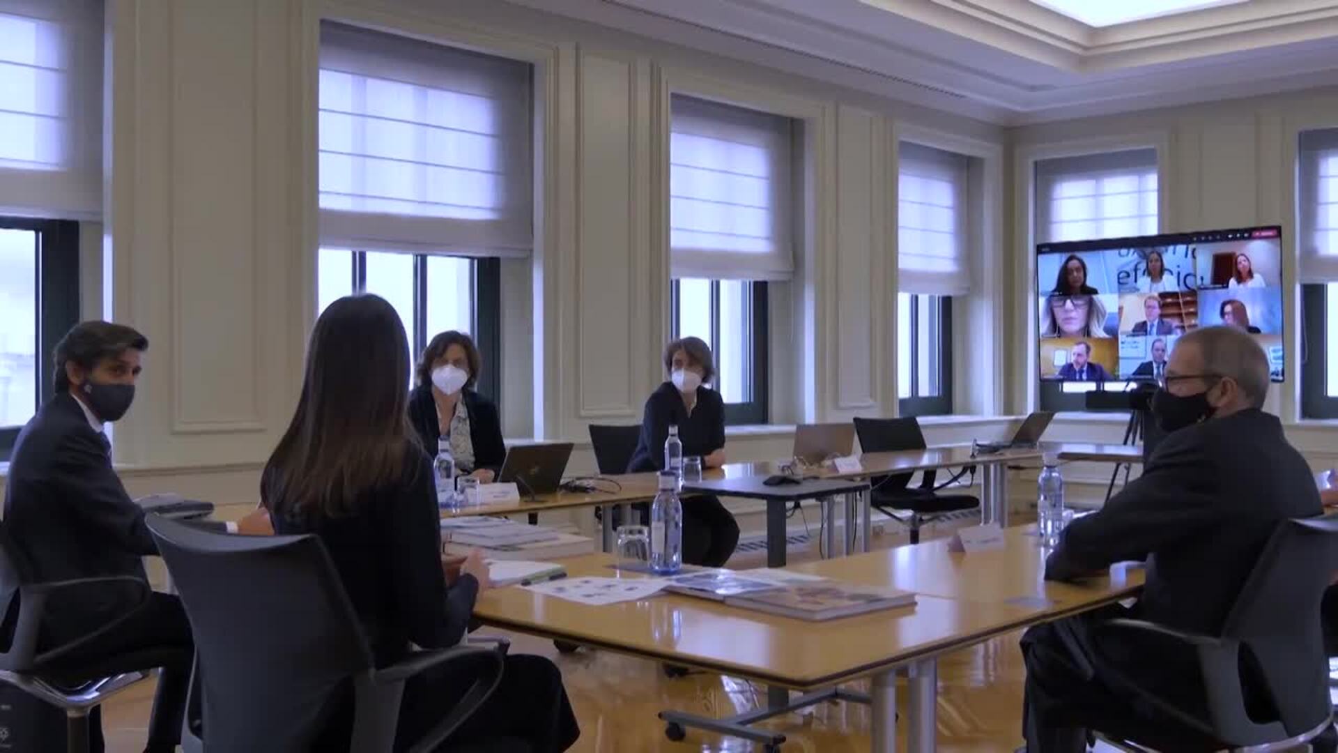 La Reina Letizia retoma su agenda desafiando a la lluvia y al viento