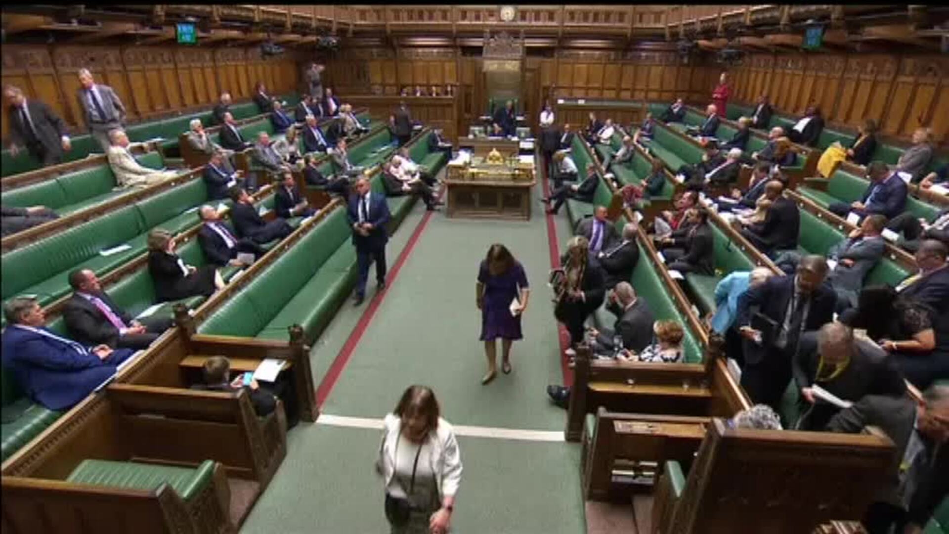 Un diputado se echa la siesta en el Parlamento británico durante el debate clave del Brexit