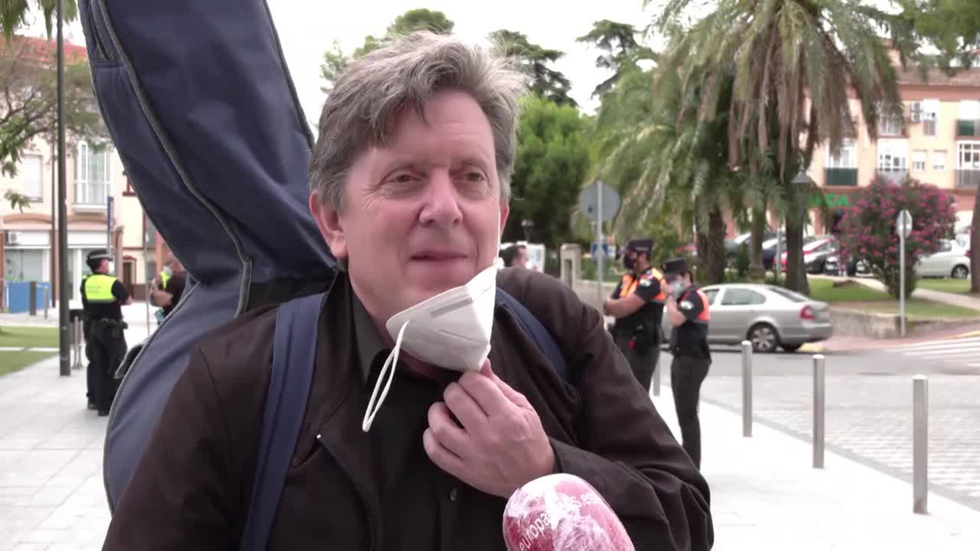 Músicos de Orquesta Sinfónica de Sevilla homenajean a profesionales