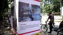 Dacca conmemora la destitución de Hasina con una exposición callejera de fotos