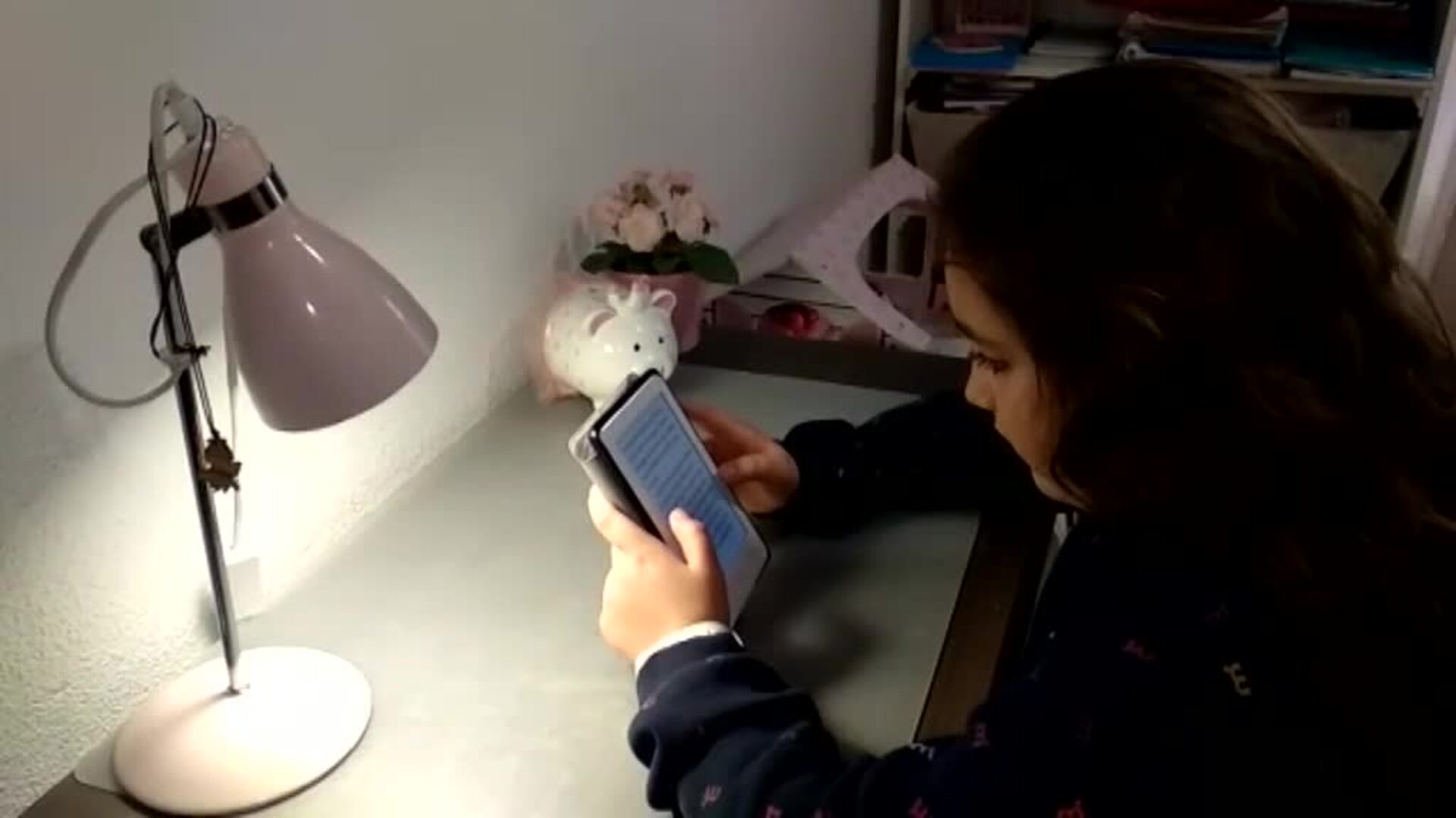 Los epidemiólogos aconsejan que los niños sigan confinados