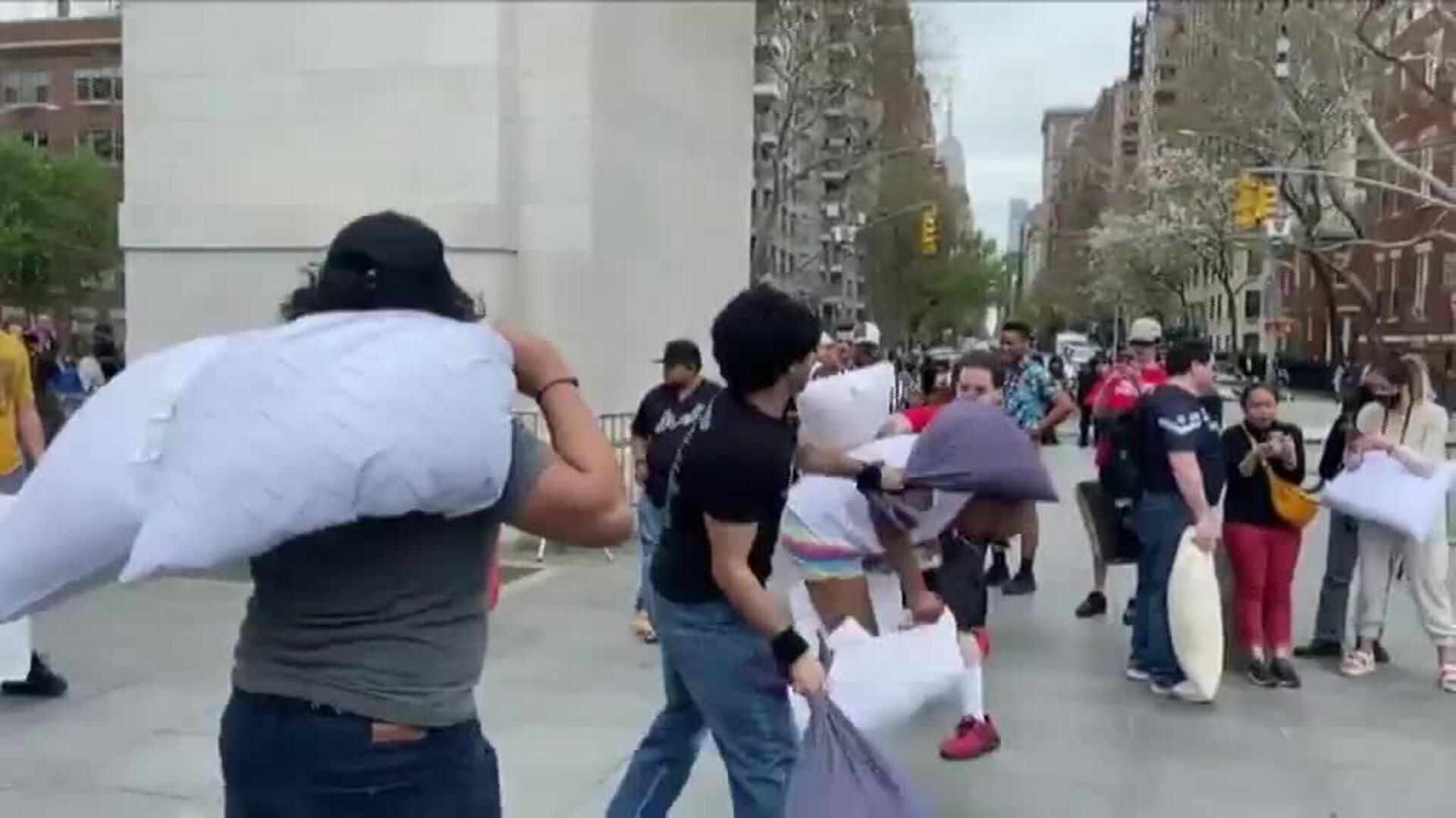 Nueva York celebra por primera vez tras la pandemia El Día Internacional de la Pelea de Almohadas