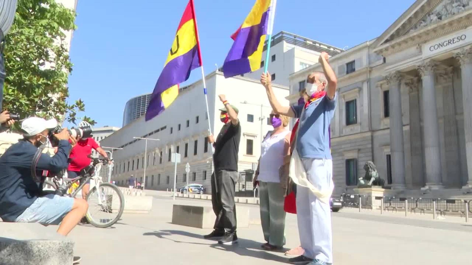 Manifestantes se concentran a favor de una ley de memoria democrática