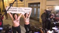 Activistas de Femen irrumpen en la entrada de la misa por el 50 aniversario de Franco