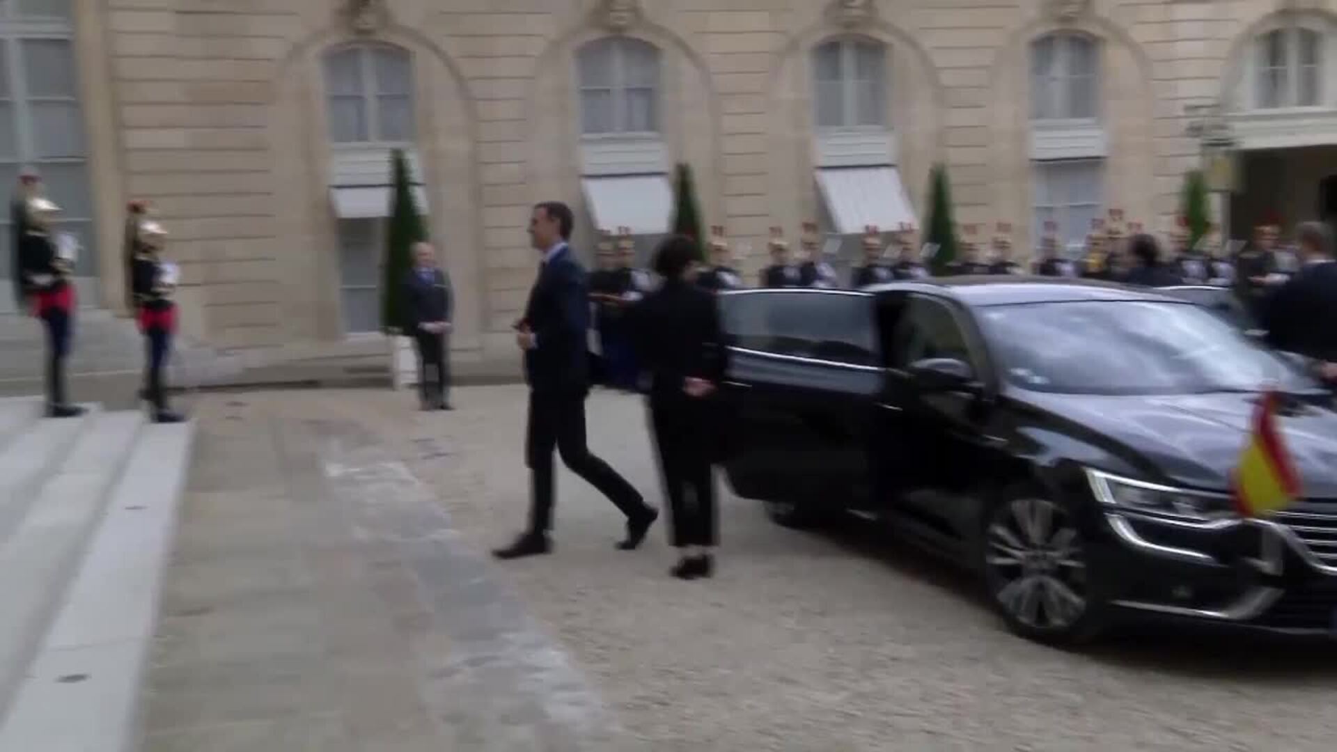 Sánchez mantiene un encuentro de trabajo con Macron