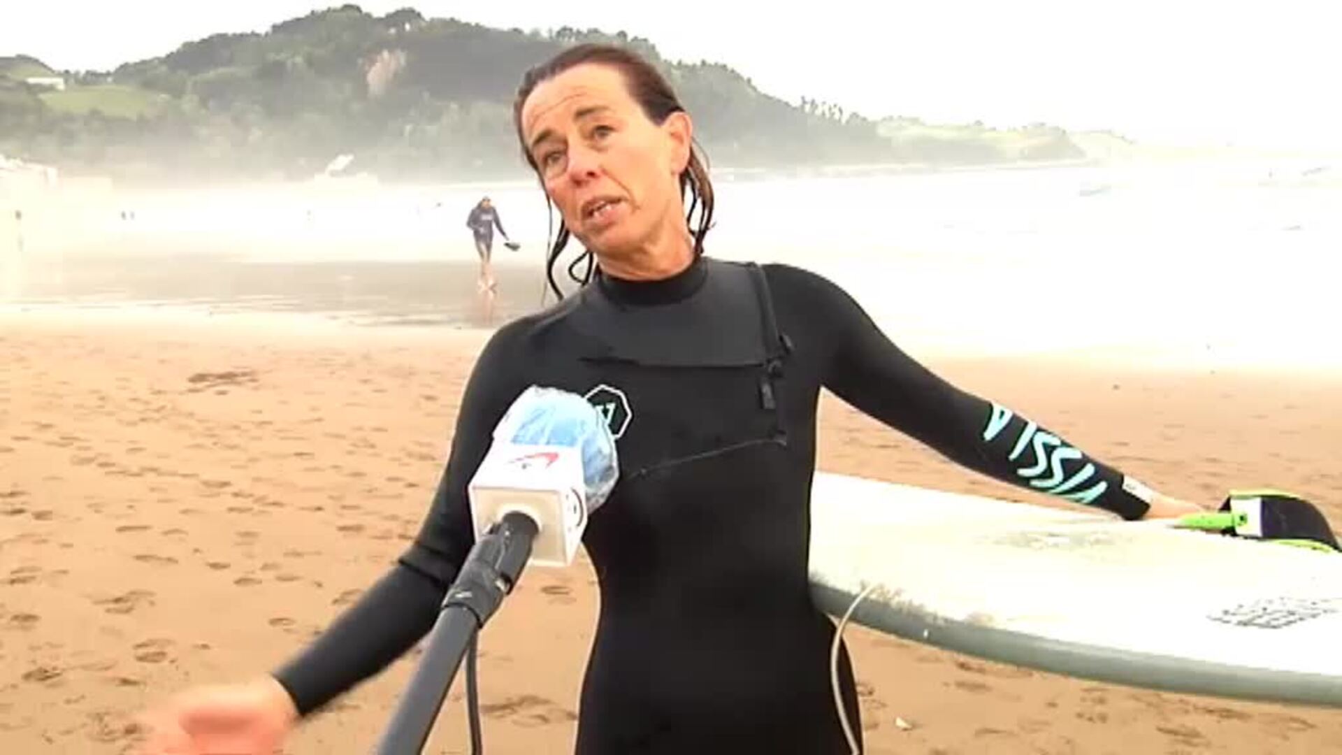 Los surfistas de San Sebastián vuelven al agua