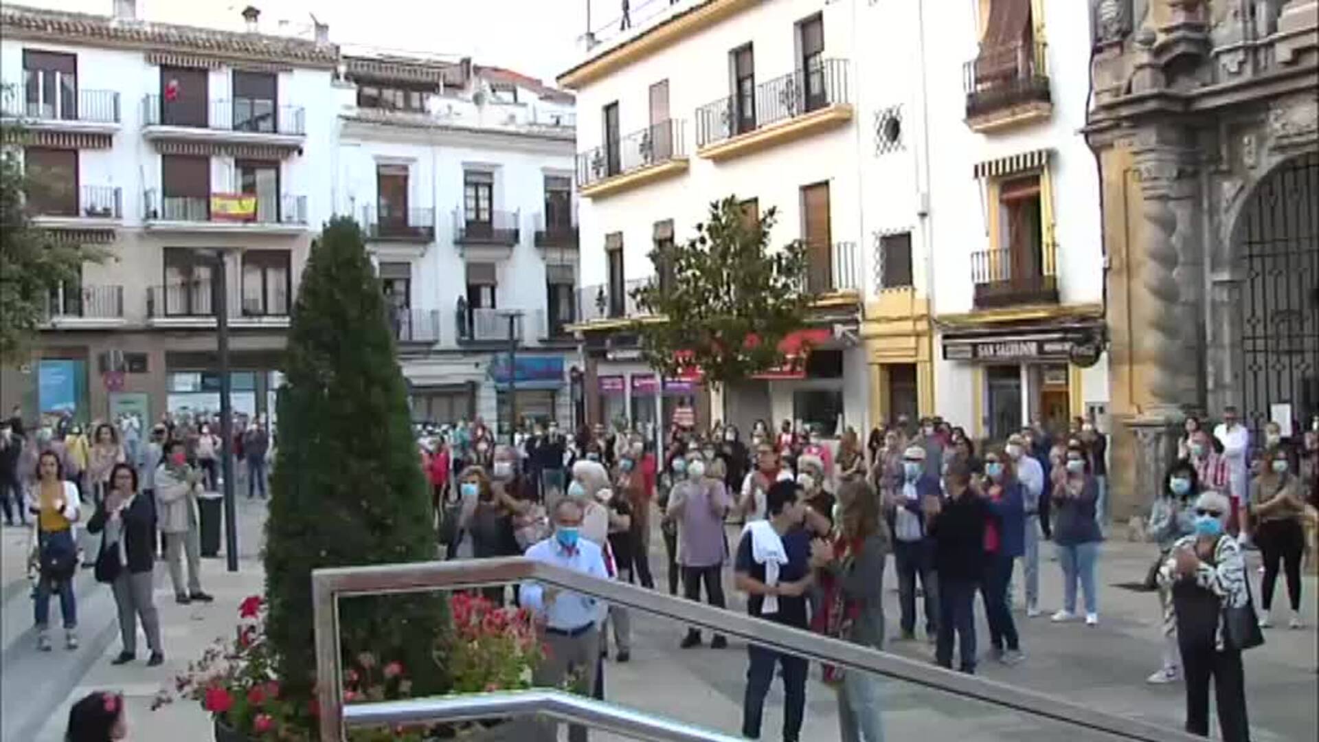 Decenas de personas rinden homenaje a Anguita en la plaza del Ayuntamiento de Córdoba