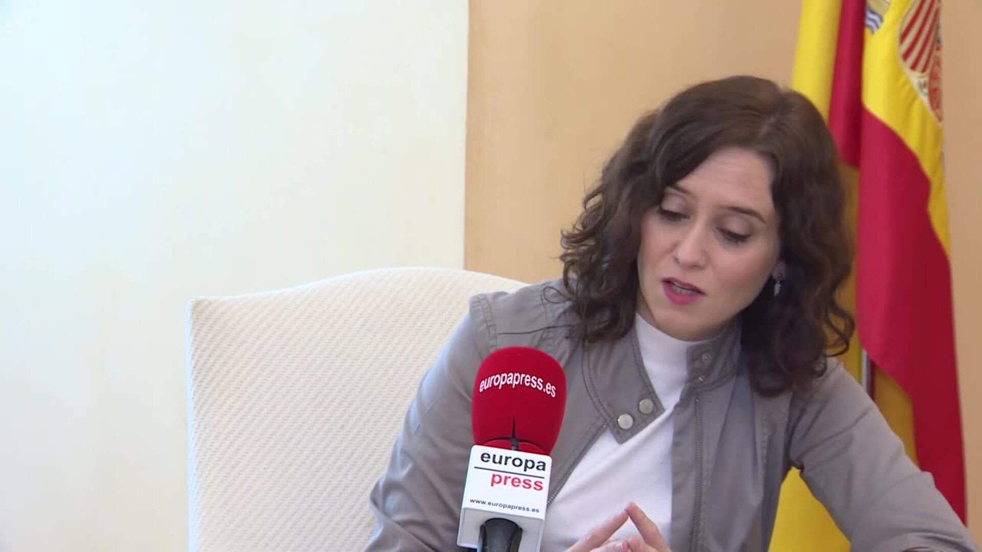 Ayuso aboga por fomentar el acogimiento familiar de los menores migrantes