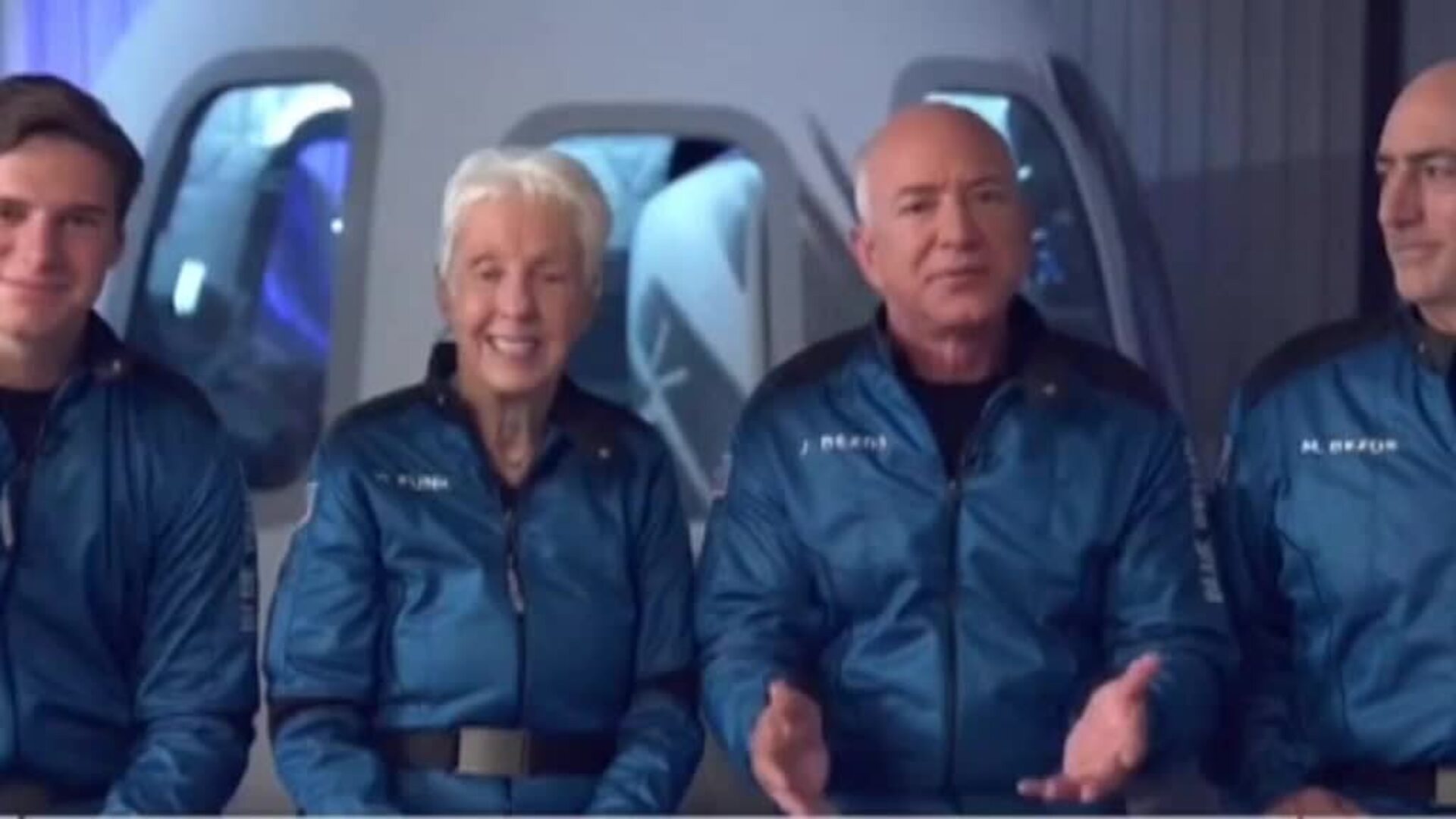 El dueño de Amazon completa con éxito su viaje al espacio a bordo de Blue Origin