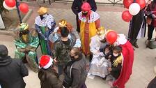 Los Reyes Magos entregan regalos a más de 400 niños vulnerables víctimas de las «colas el hambre»