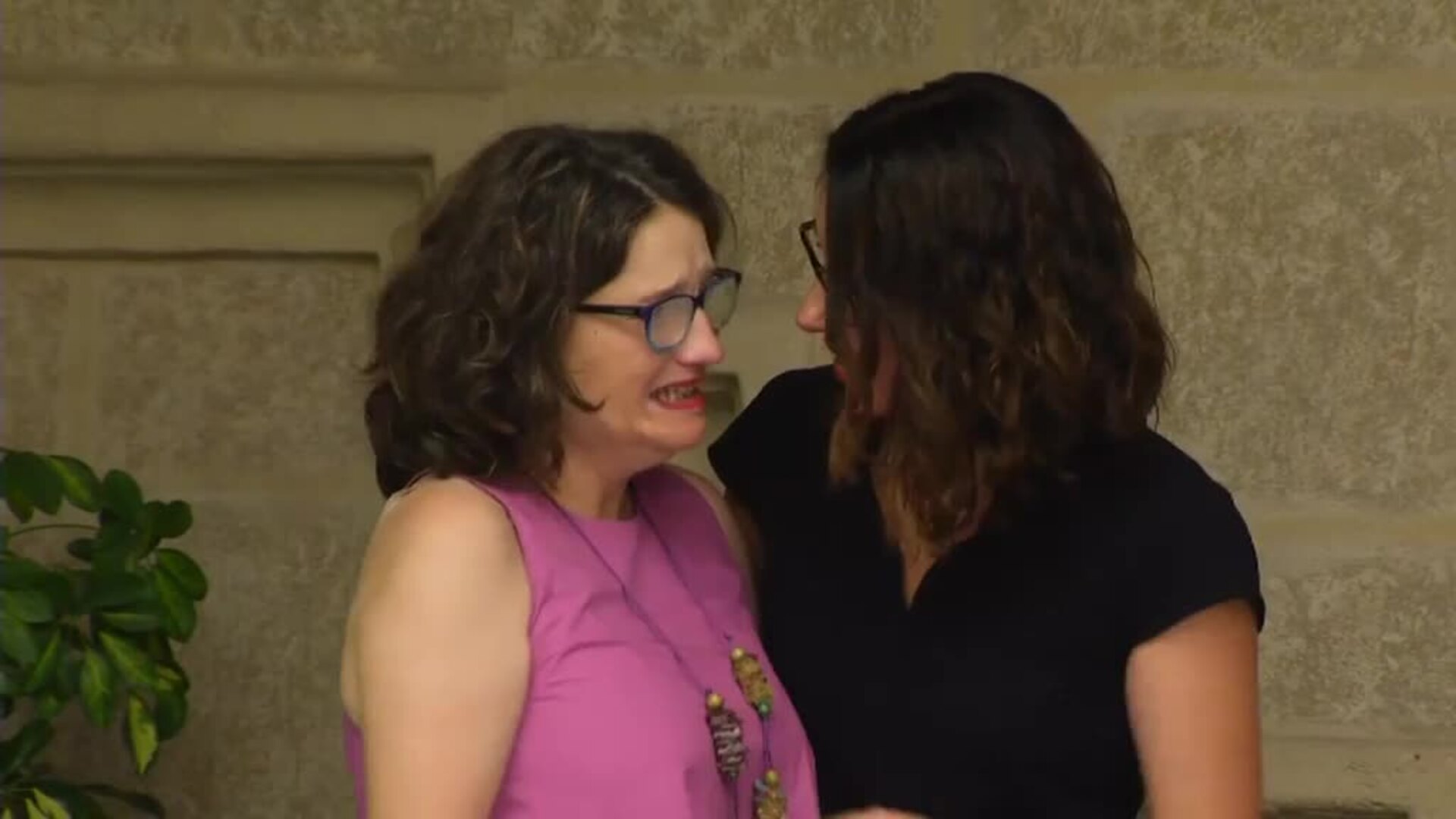 Oltra traspasa sus cargos entre lágrimas y aplausos