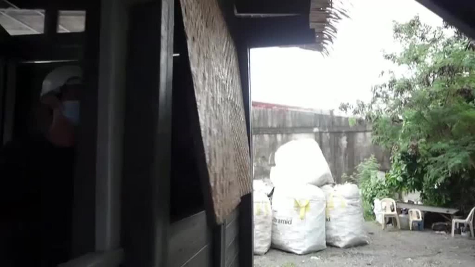 Una compañía de Filipinas utiliza plástico reciclado para fabricar casas, refugios y albergues