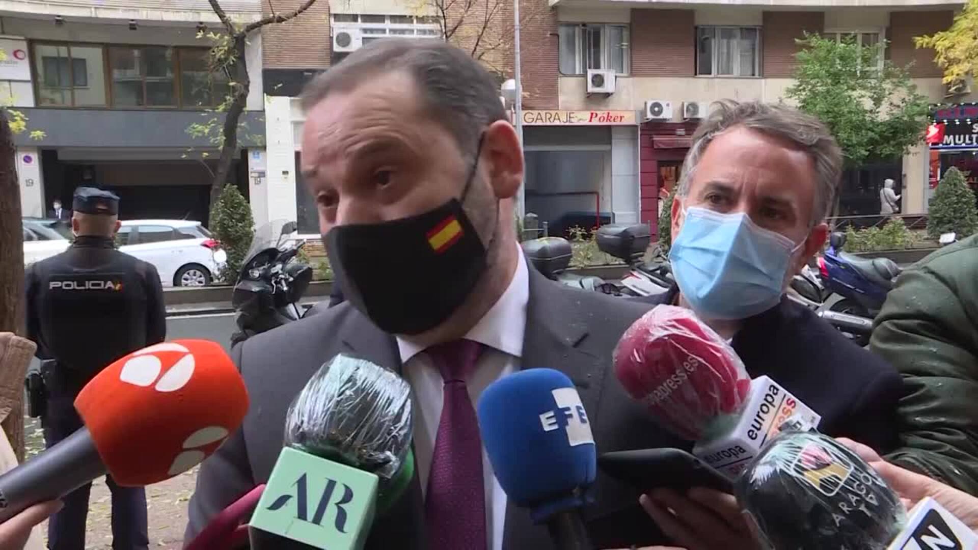 Ábalos responde a González que &quot;nadie hace callar a nadie&quot; pero le pide &quot;respeto&quot;