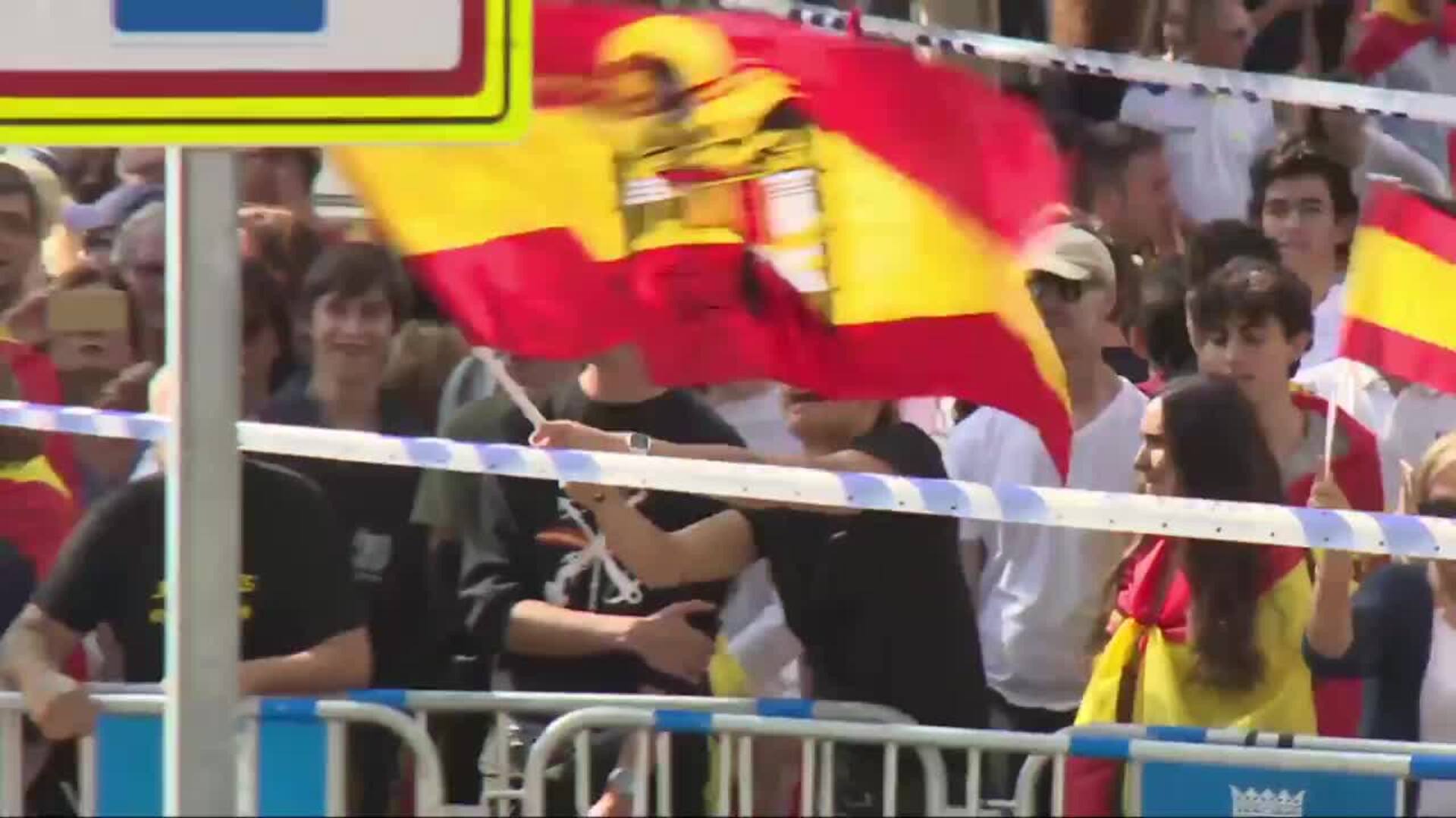 Un grupo de personas con banderas franquistas insultan a Pedro Sánchez