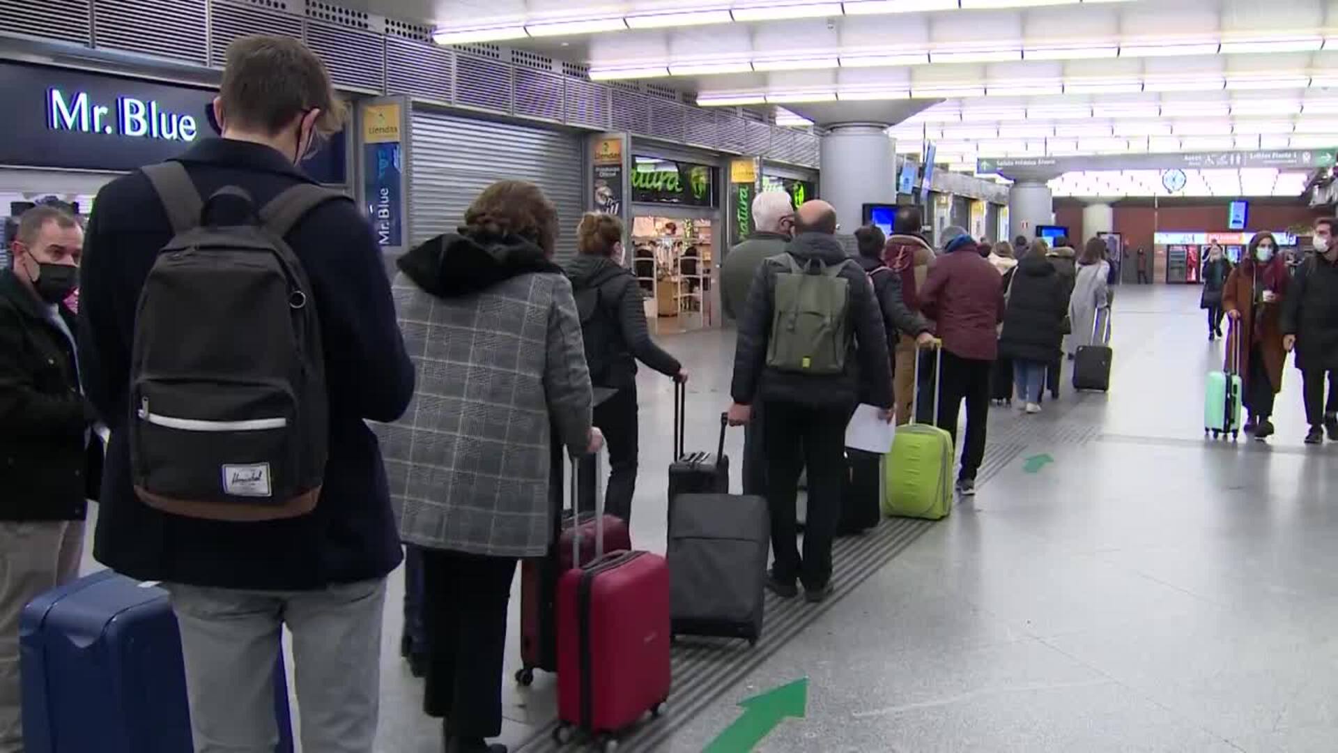Largas colas en la estación de Atocha por el puente de la Constitución