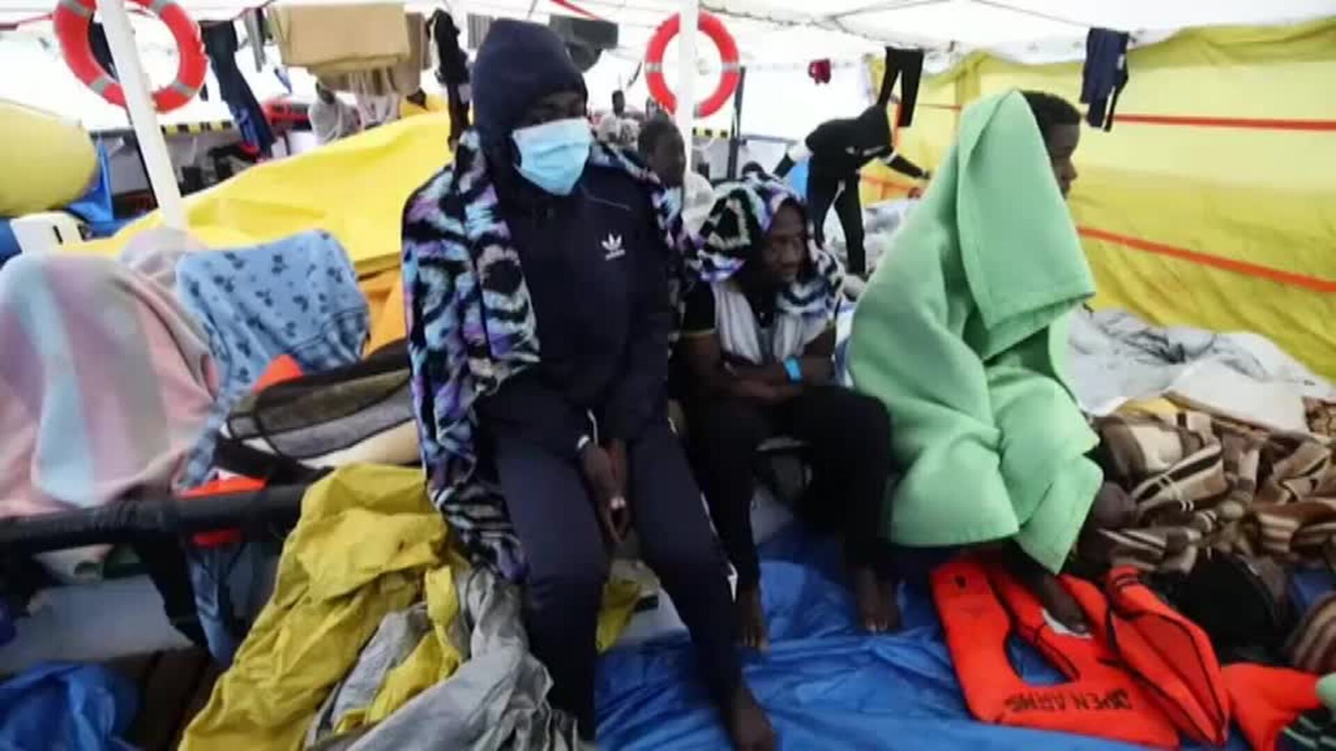 Italia permite el desembarco del Open Arms y el Aita Maris